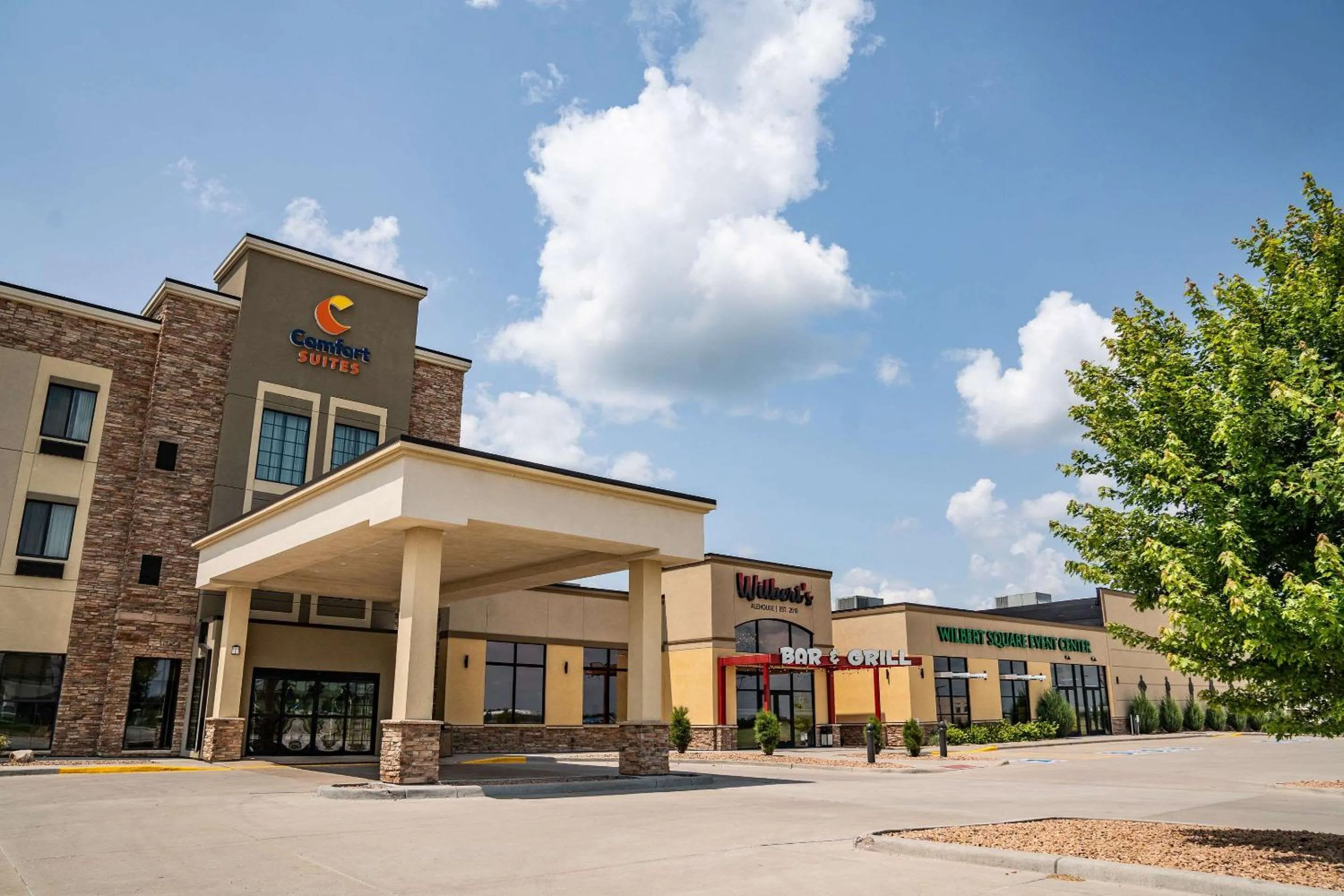 Property building in Comfort Suites University Brookings