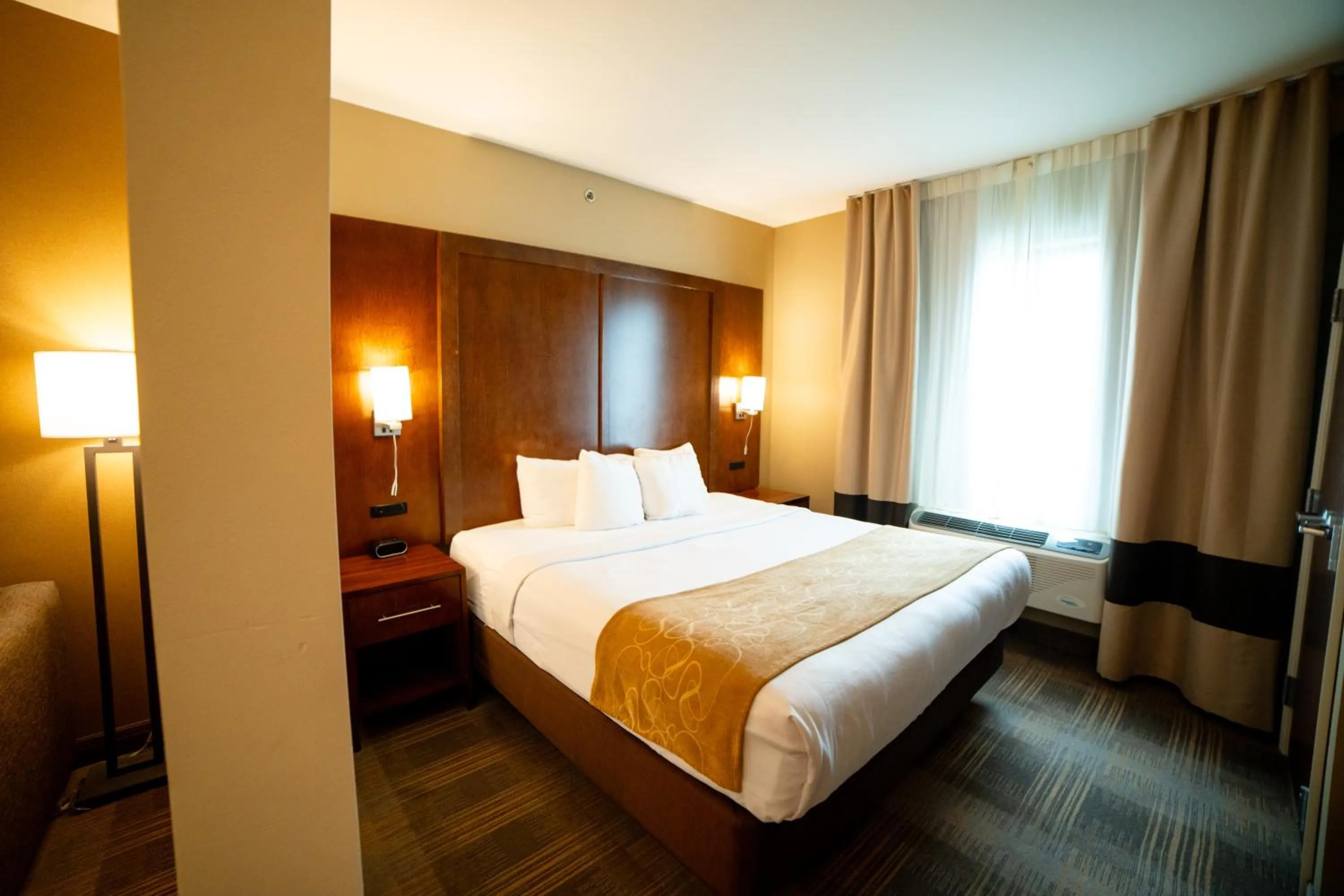 Bedroom, Bed in Comfort Suites University Brookings