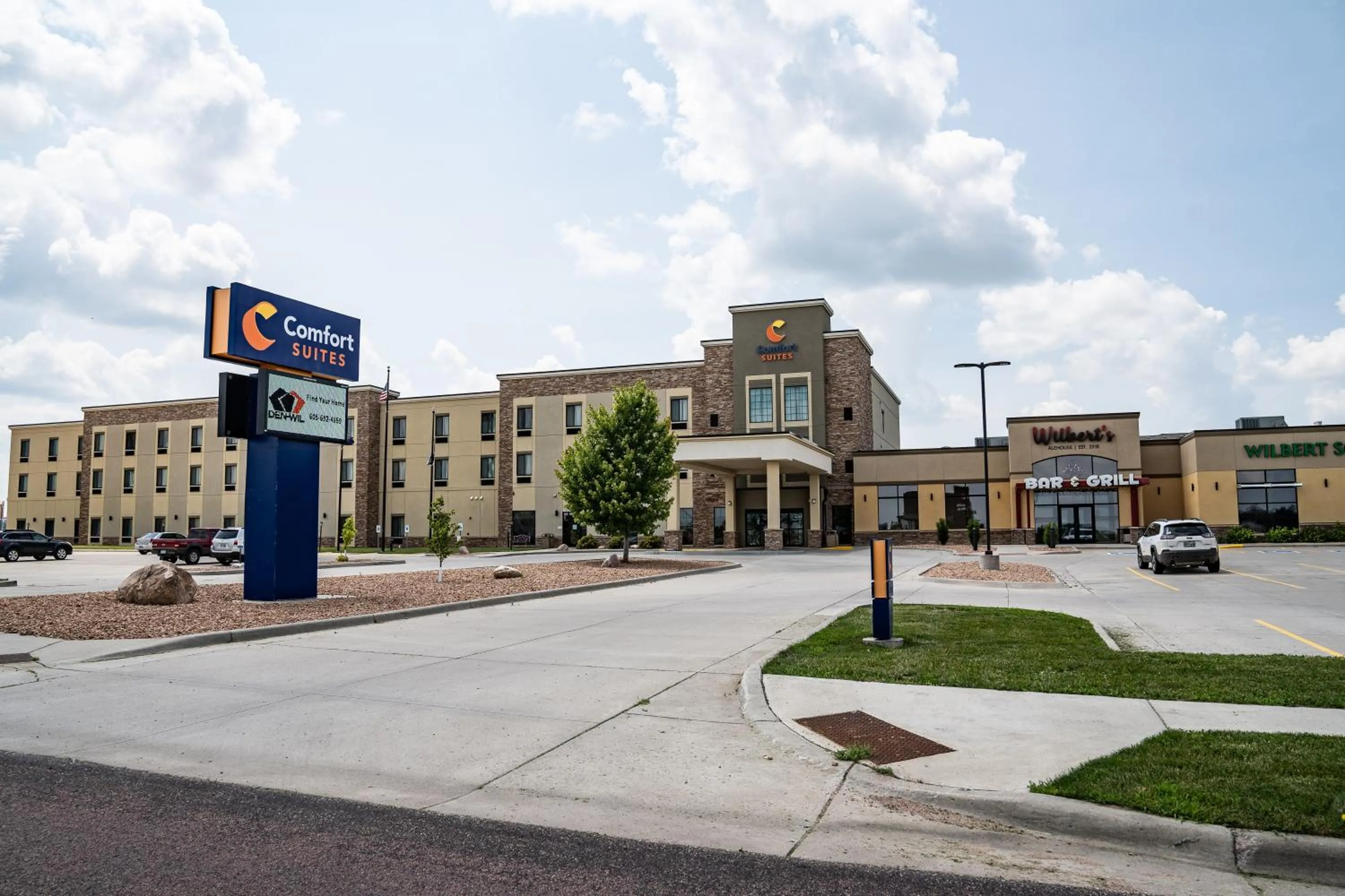 Property building in Comfort Suites University Brookings