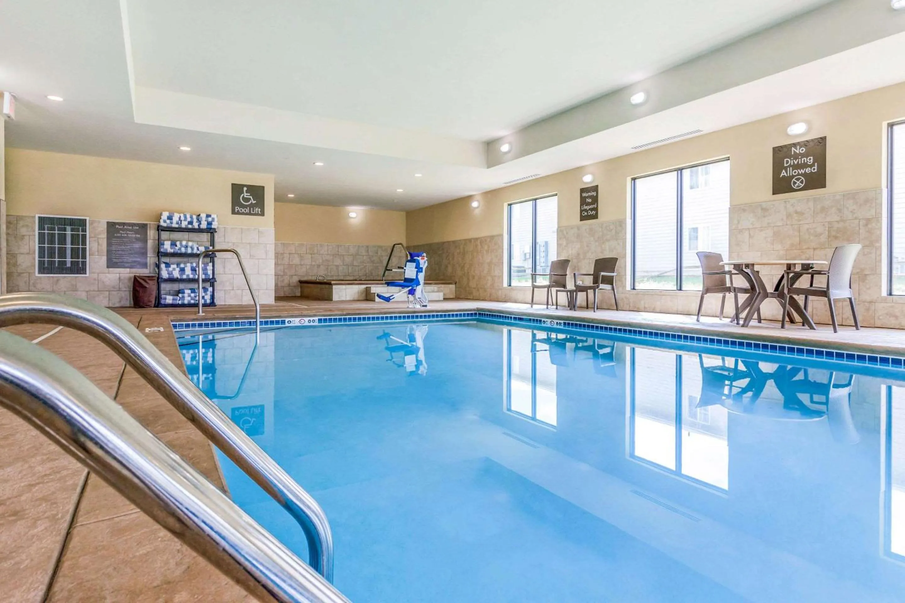 Swimming pool in Comfort Suites University Brookings