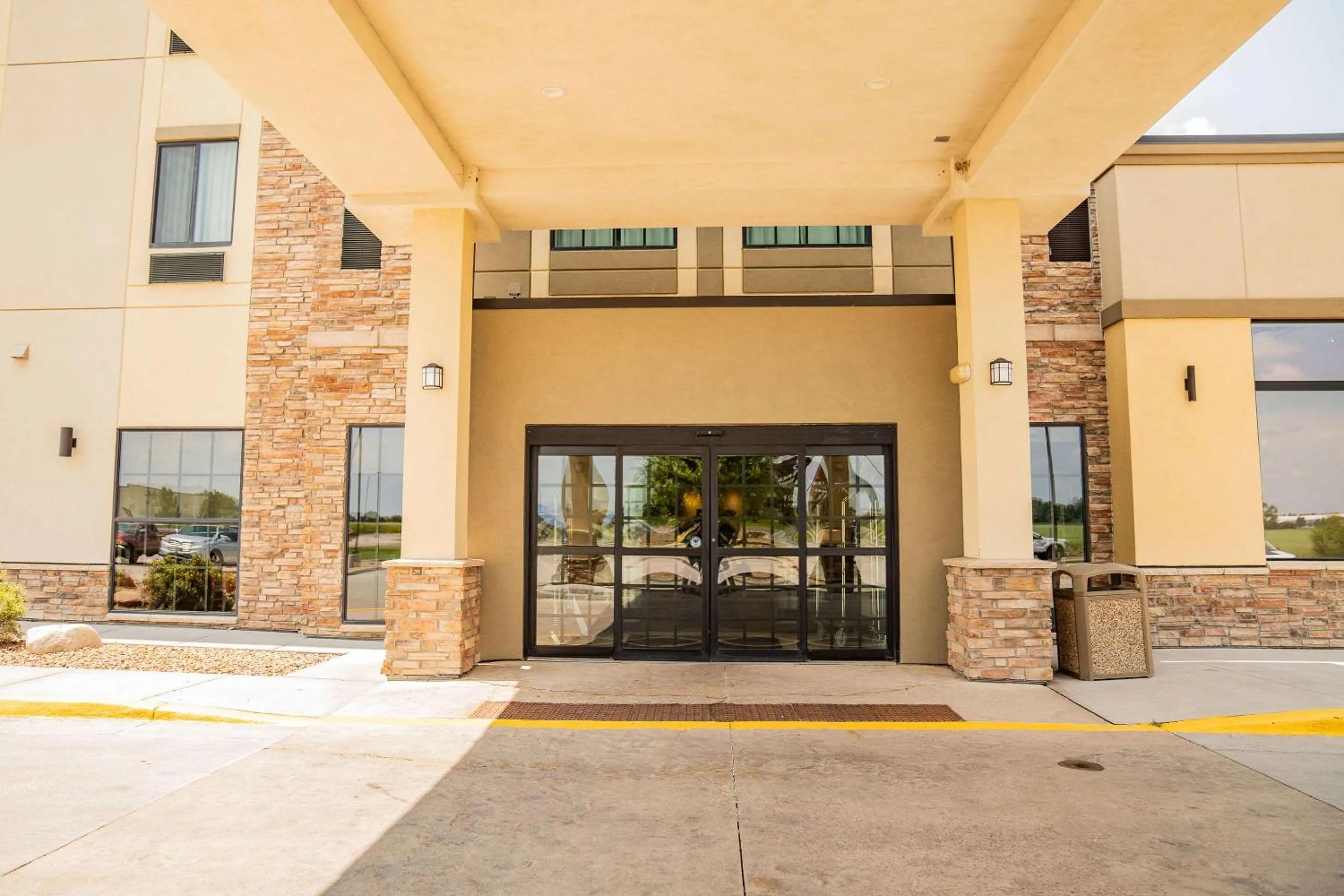 Property building in Comfort Suites University Brookings