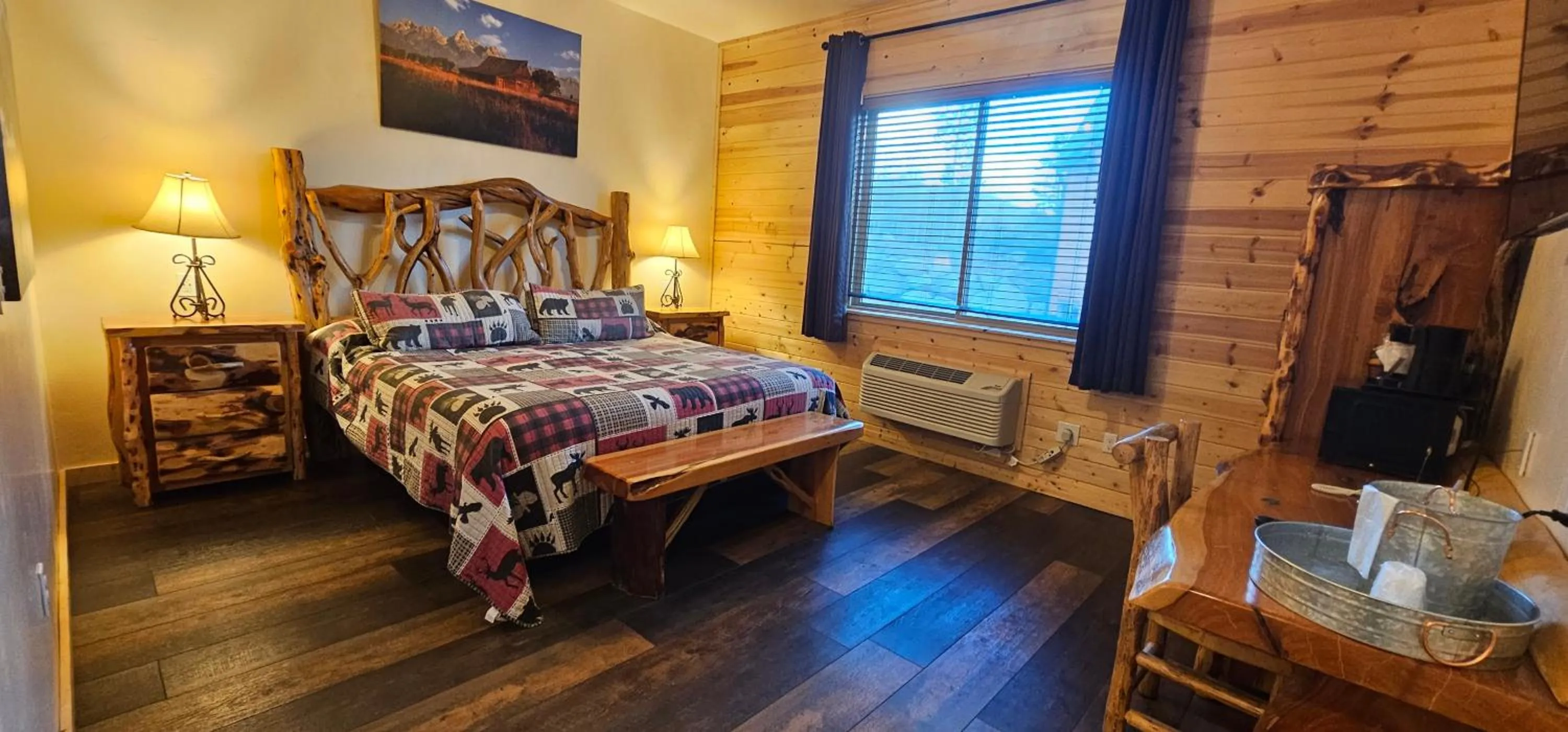 Bedroom, Bed in Gateway Inn