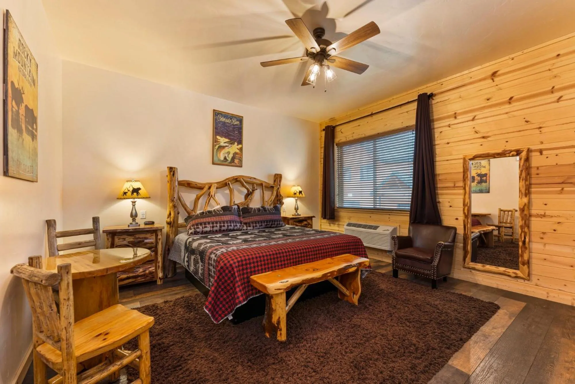 Bedroom, Bed in Gateway Inn