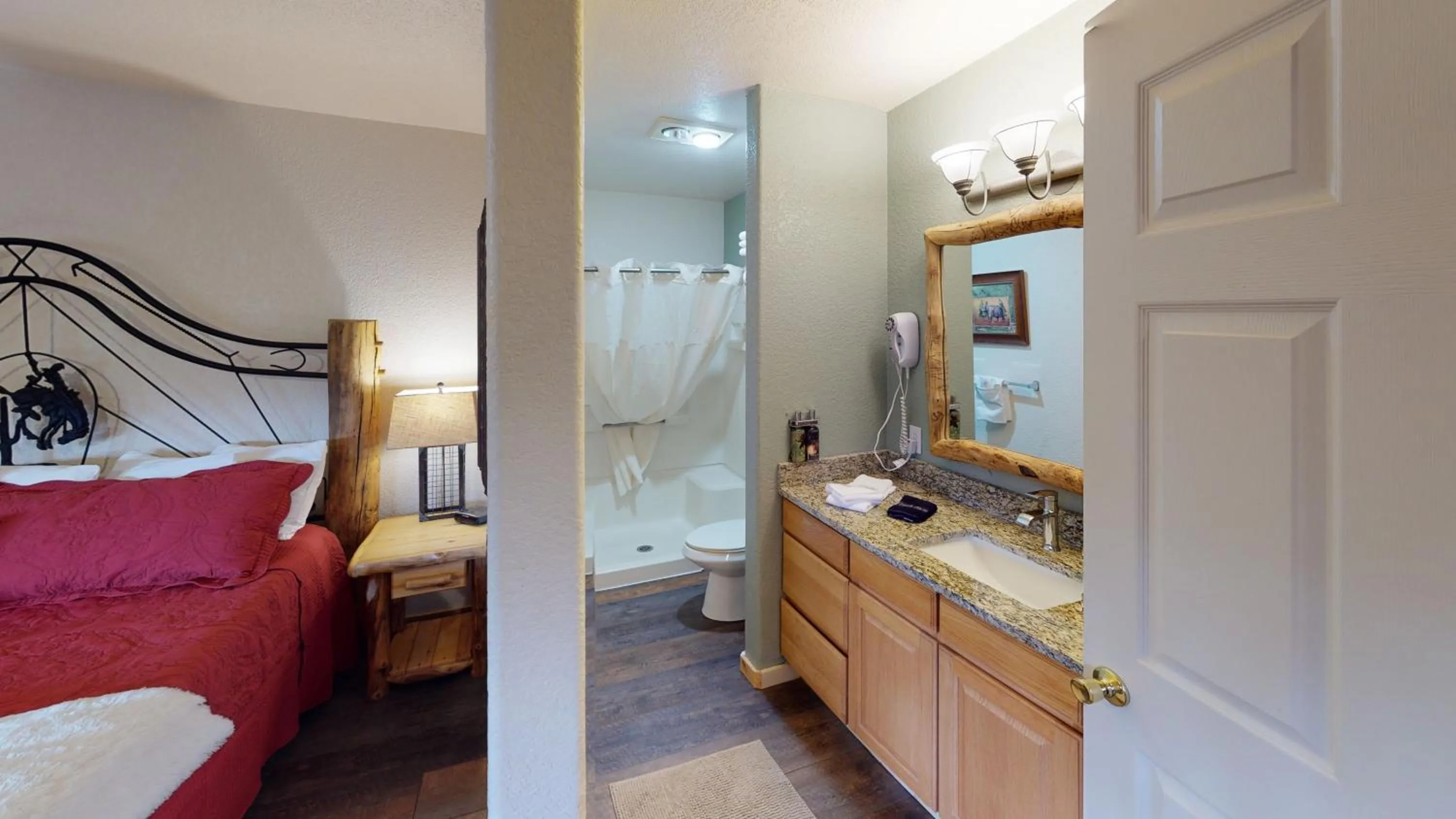 Bathroom, Bed in Gateway Inn