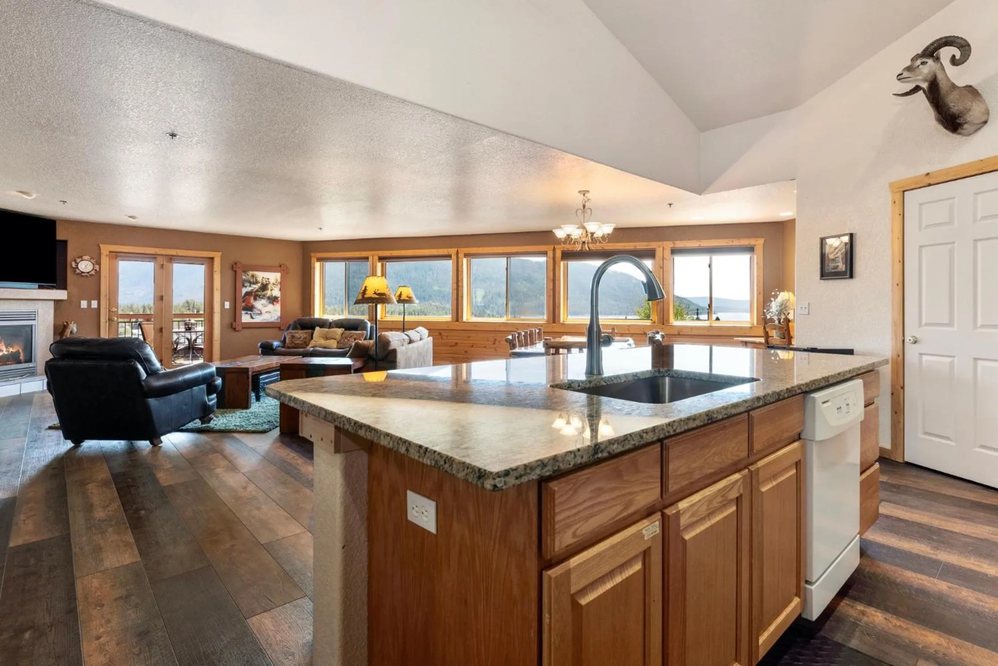 Kitchen or kitchenette in Gateway Inn