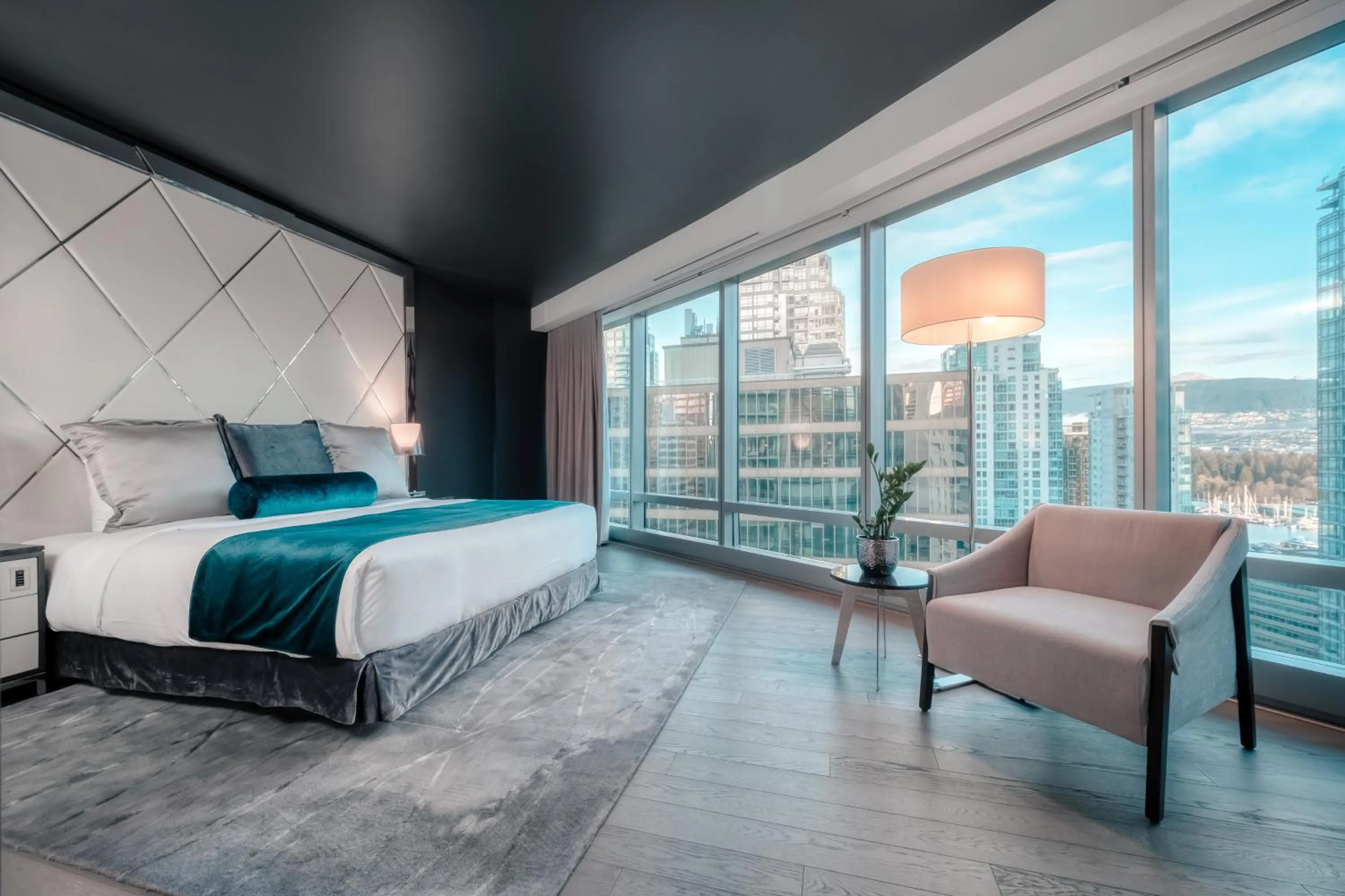 City view, Bed in Paradox Vancouver