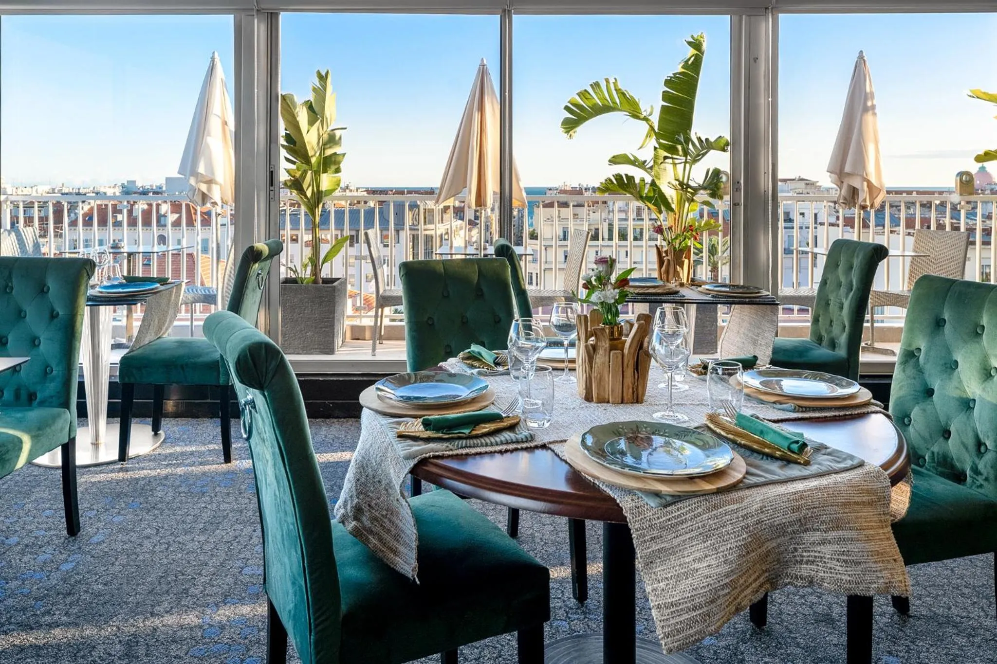 Restaurant/places to eat in Hotel Gounod Fully Renovated