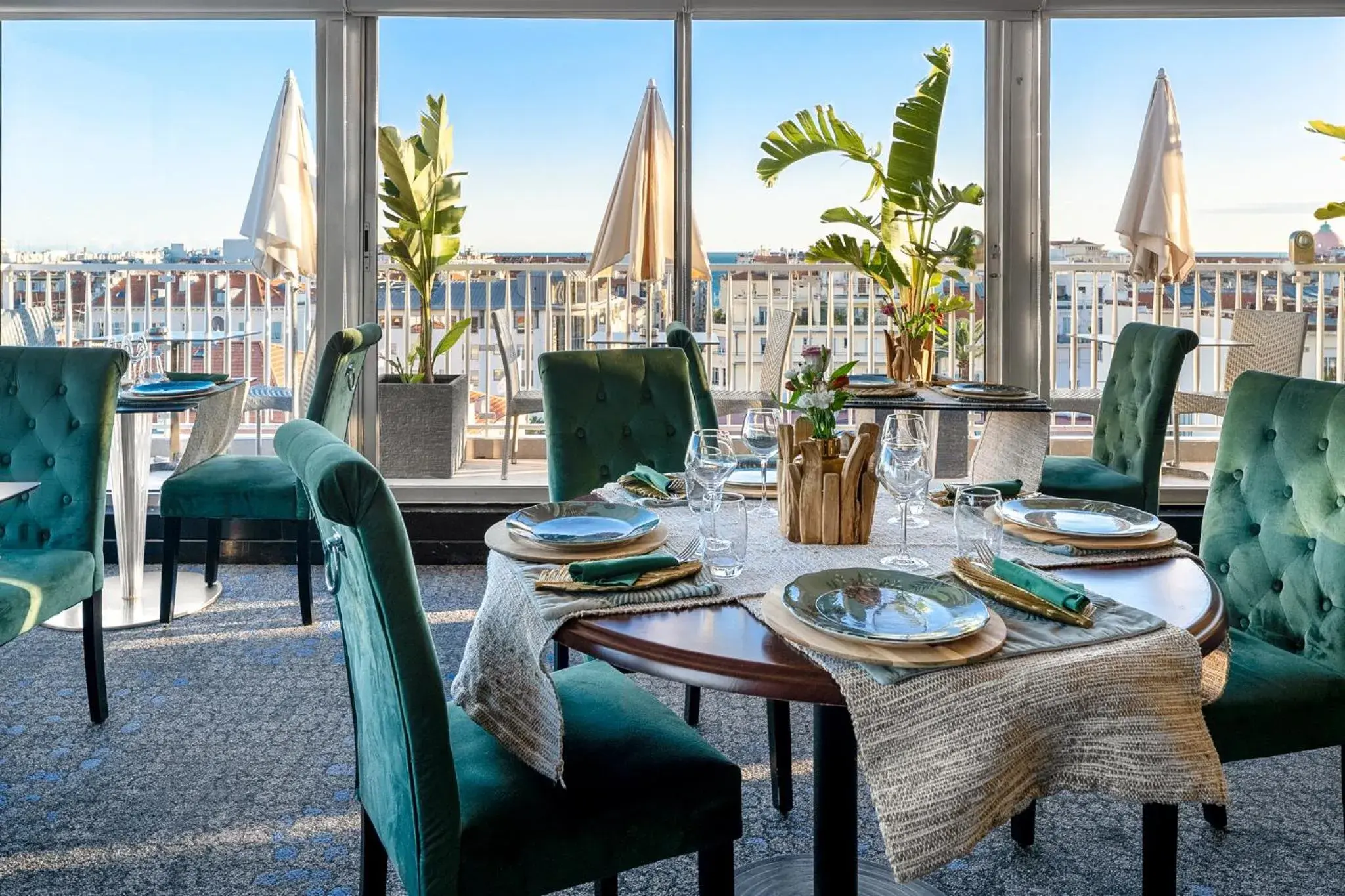 Restaurant/places to eat in Hotel Gounod Fully Renovated Restaurant/places to eat in Hotel Gounod Fully Renovated