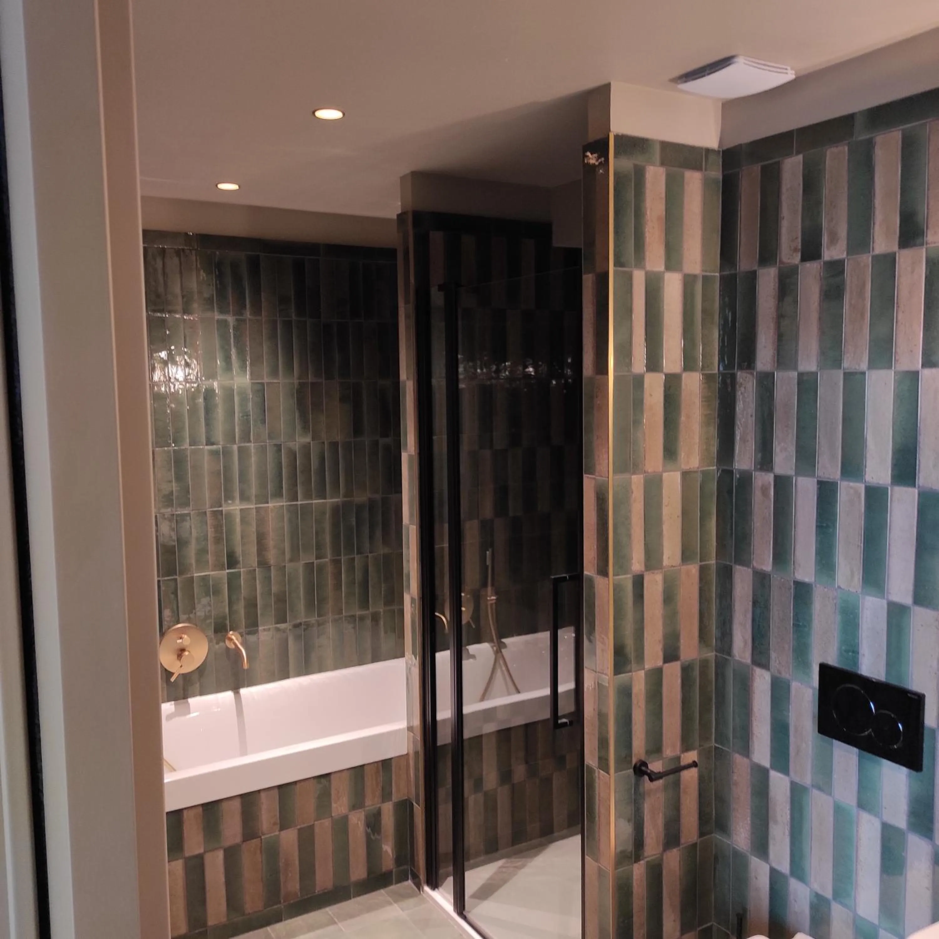 Bathroom in Hotel Gounod Fully Renovated