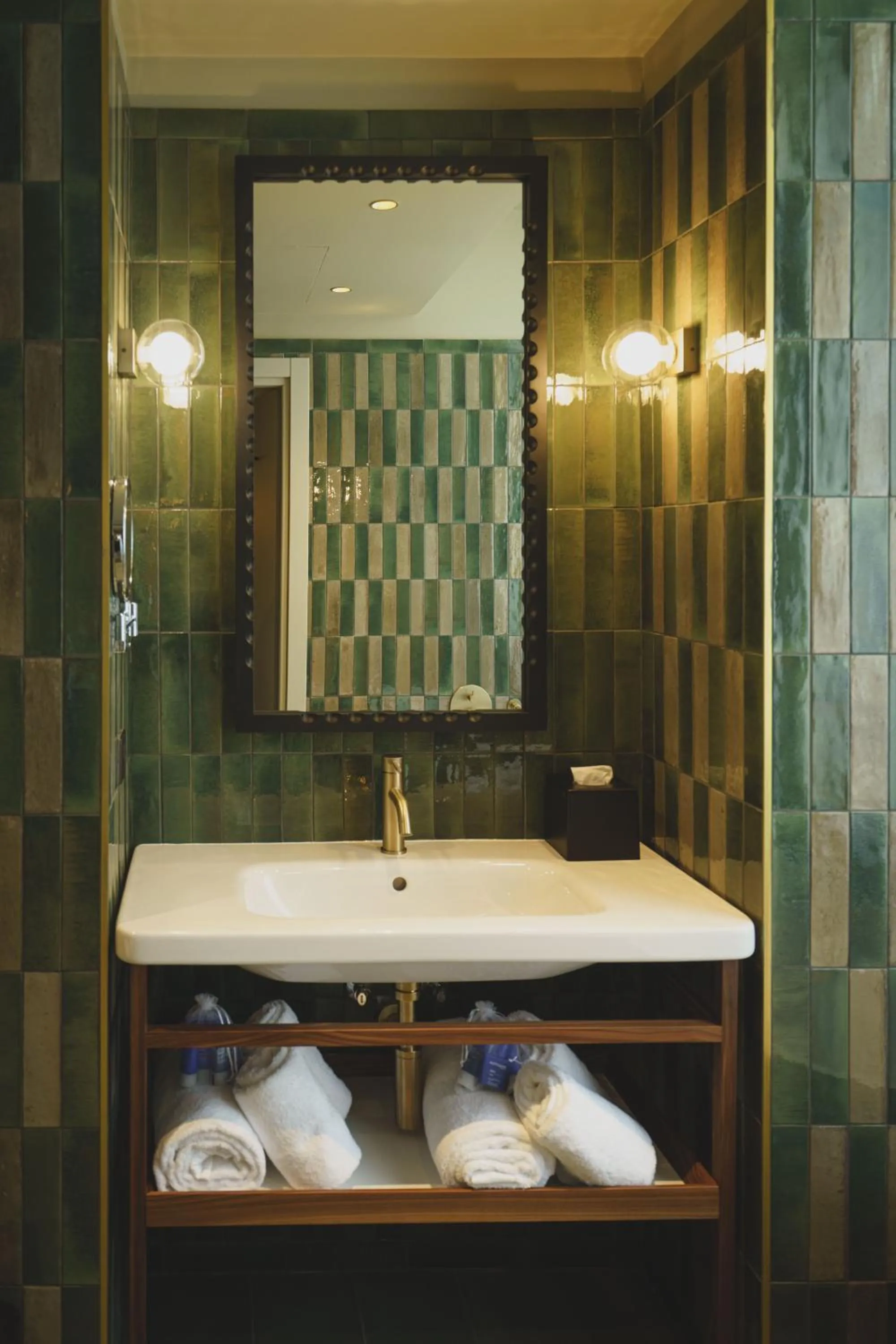 Bathroom in Hotel Gounod Fully Renovated