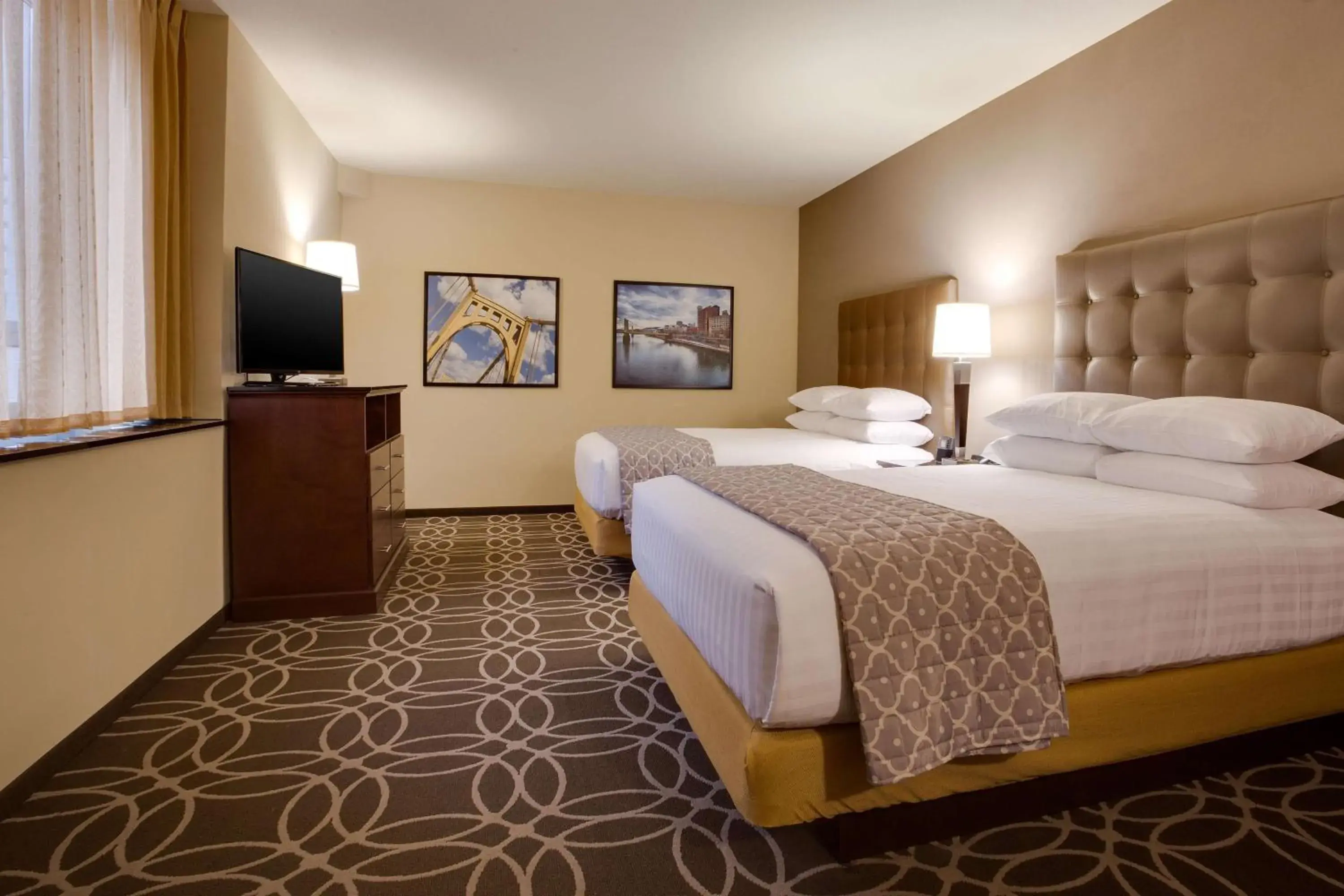 Photo of the whole room, Bed in Drury Plaza Hotel Pittsburgh Downtown Photo of the whole room, Bed in Drury Plaza Hotel Pittsburgh Downtown