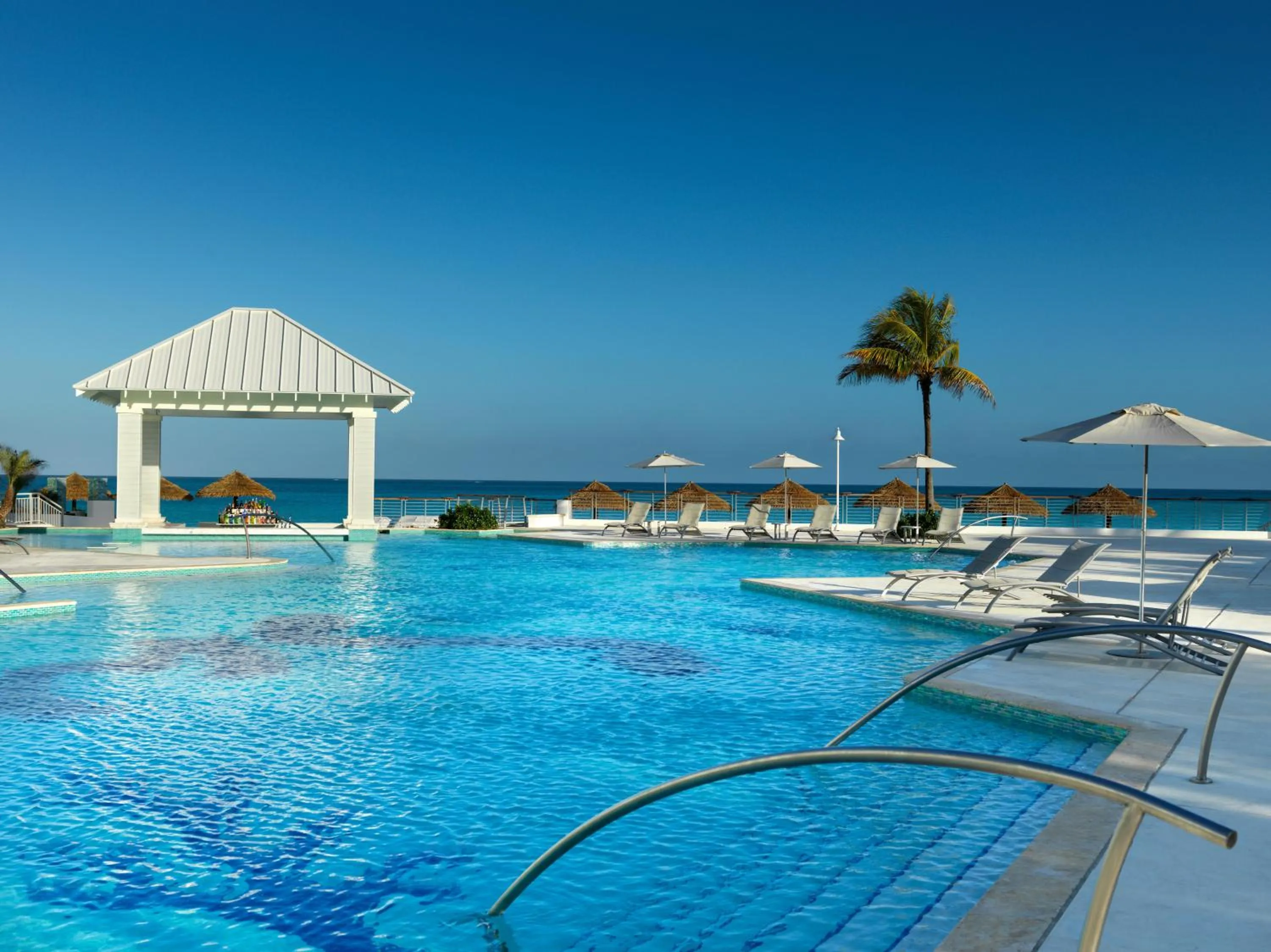 Swimming pool in Sandals Royal Bahamian All Inclusive - Couples Only