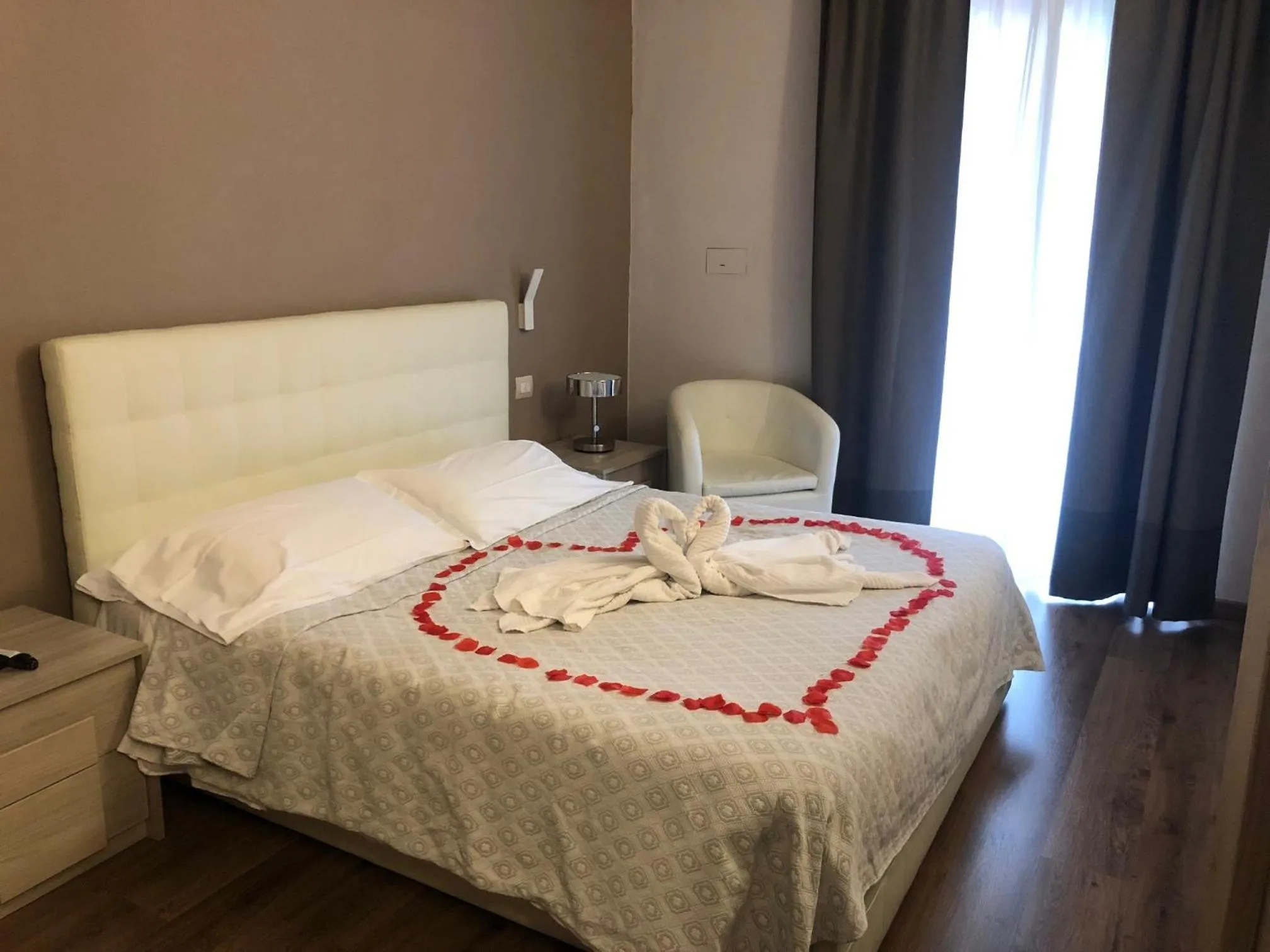 Bedroom, Bed in Hotel Royal