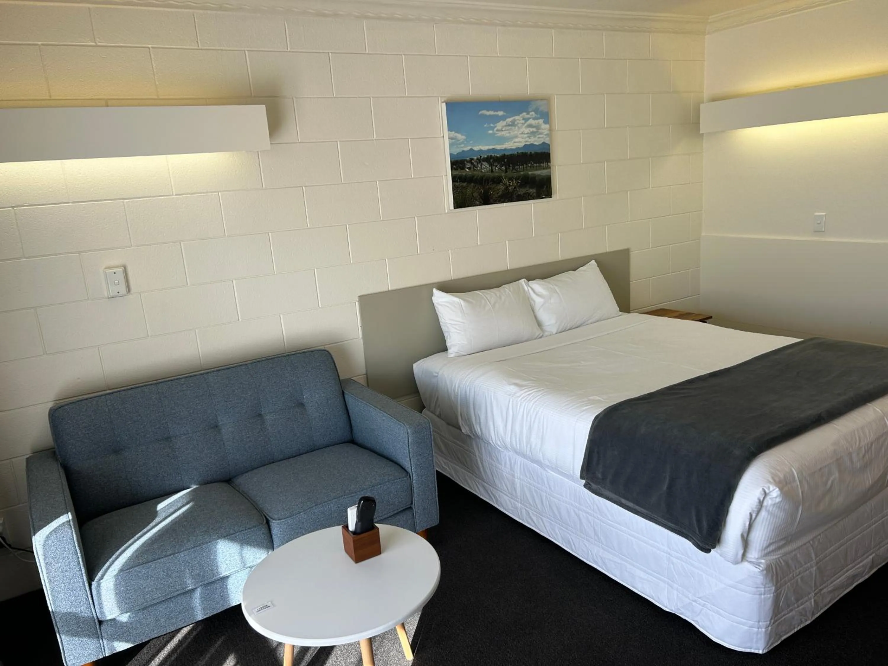 Bed in Montana Lodge Motel