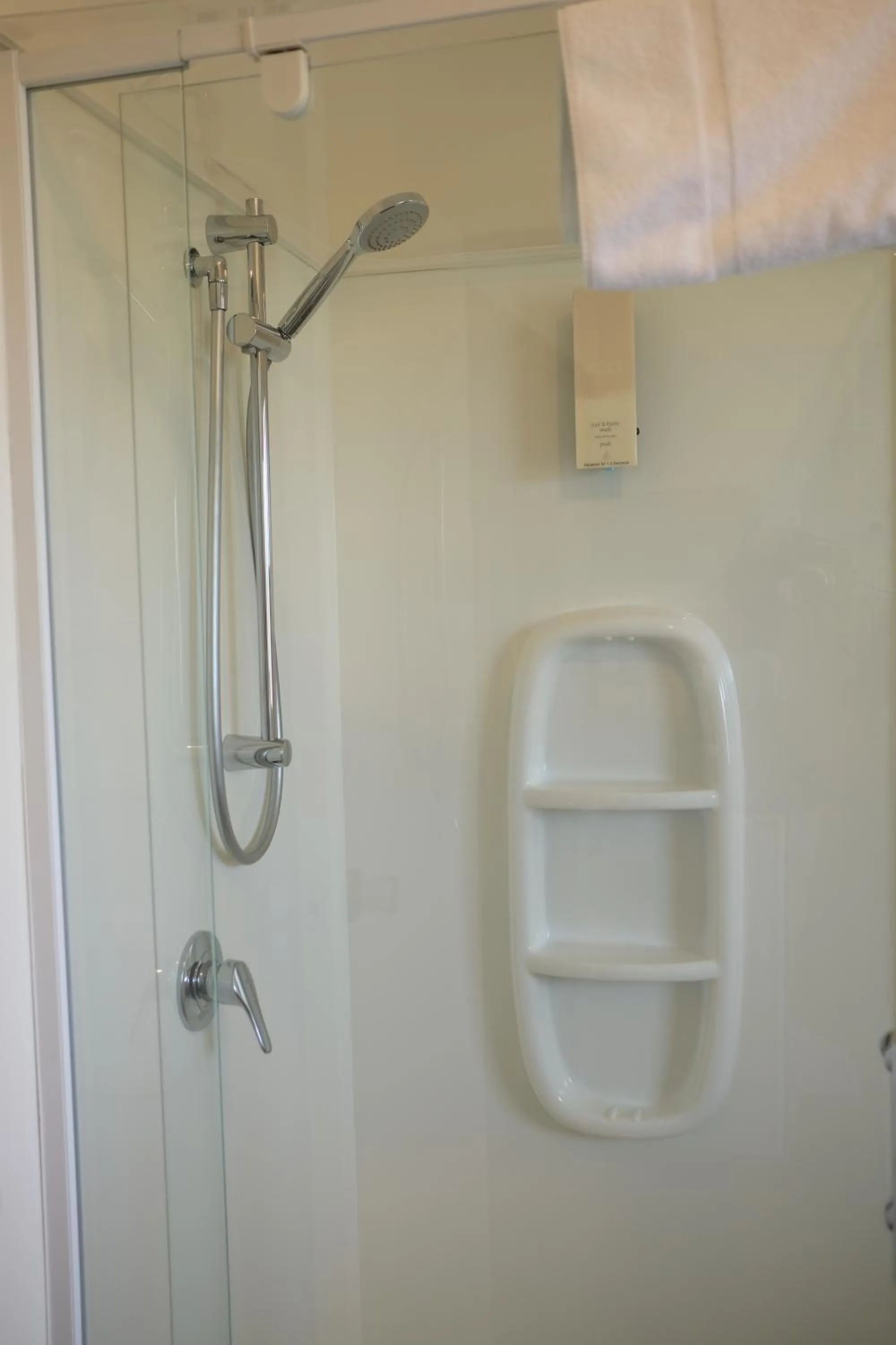 Bathroom in Montana Lodge Motel