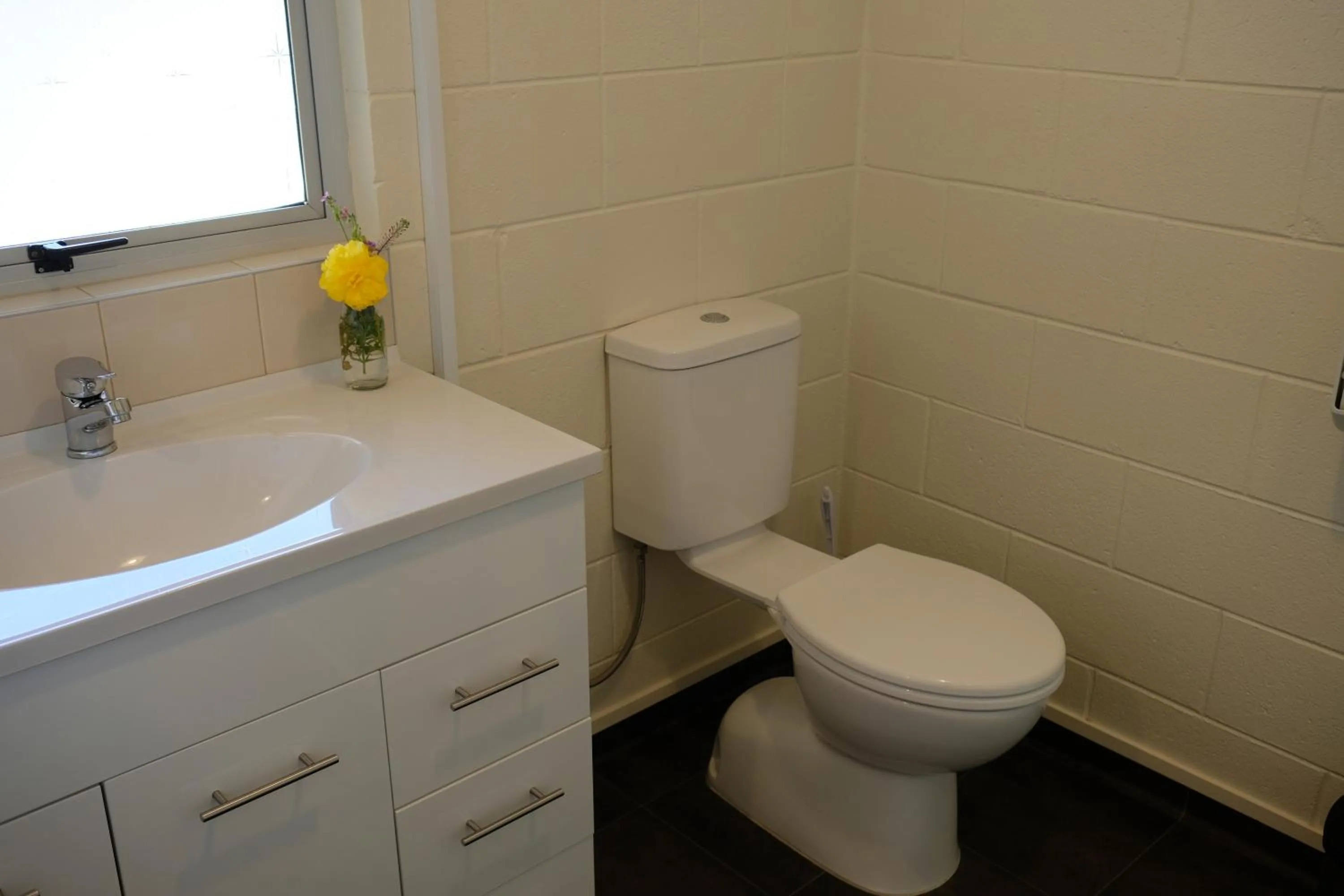 Bathroom in Montana Lodge Motel