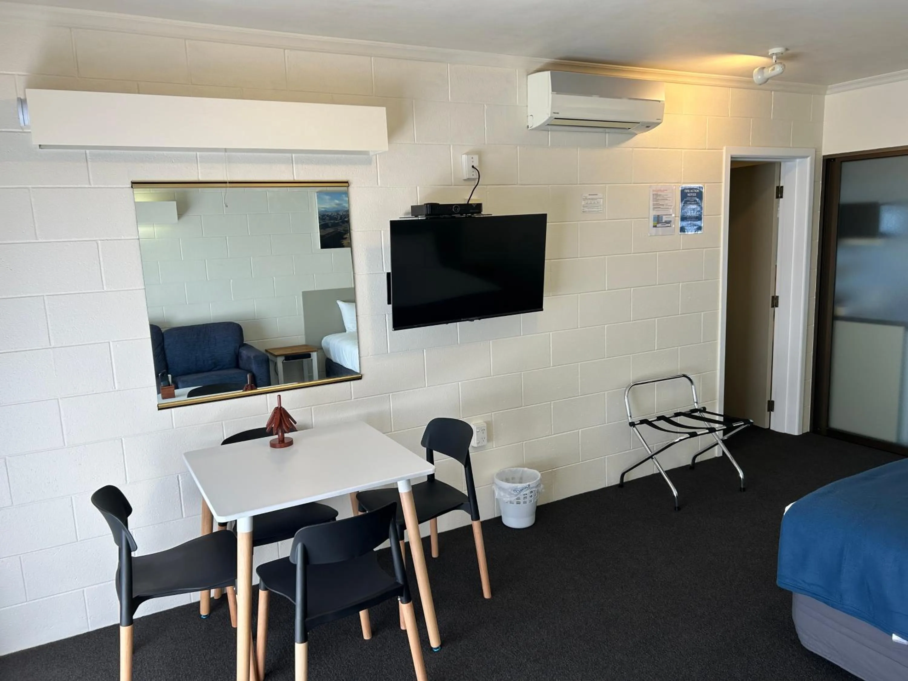 TV and multimedia in Montana Lodge Motel