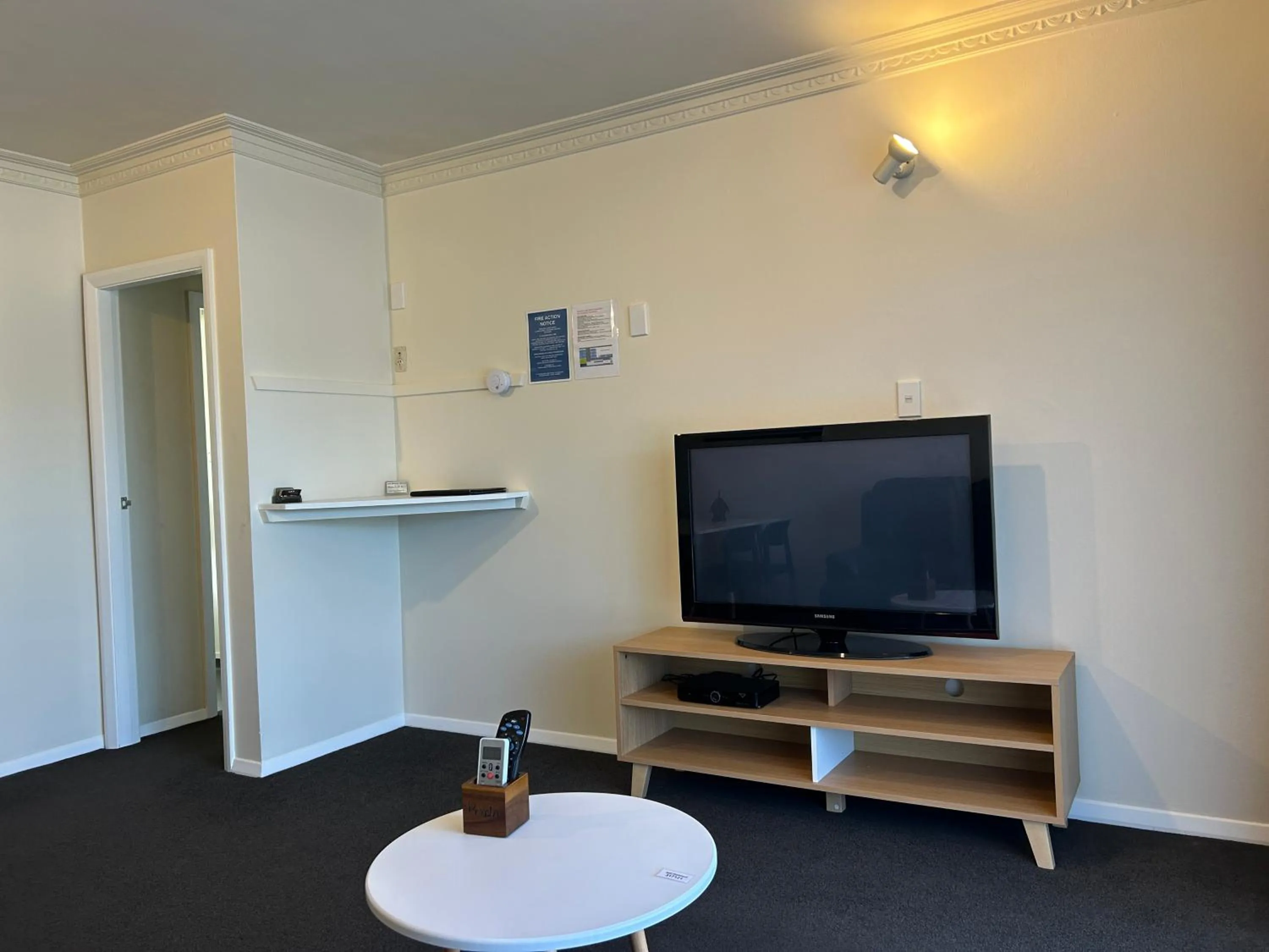 TV and multimedia in Montana Lodge Motel