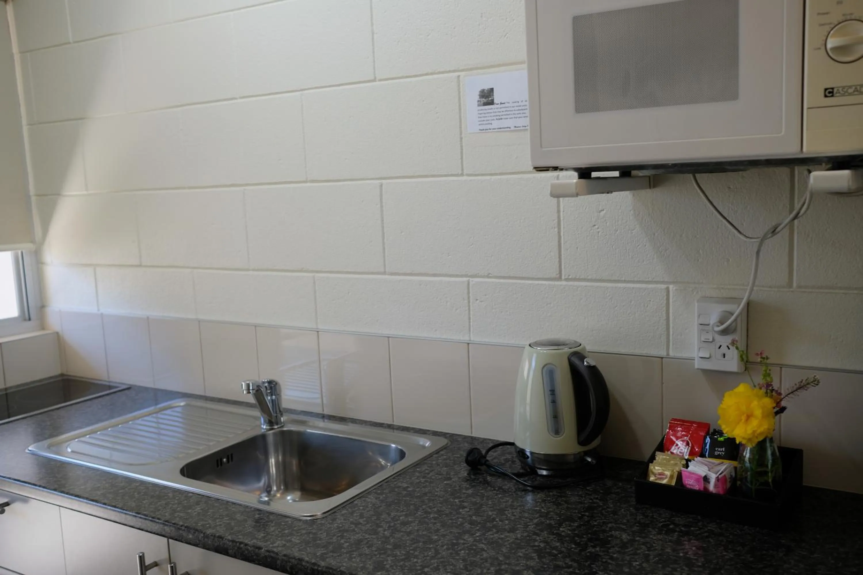 Coffee/tea facilities in Montana Lodge Motel