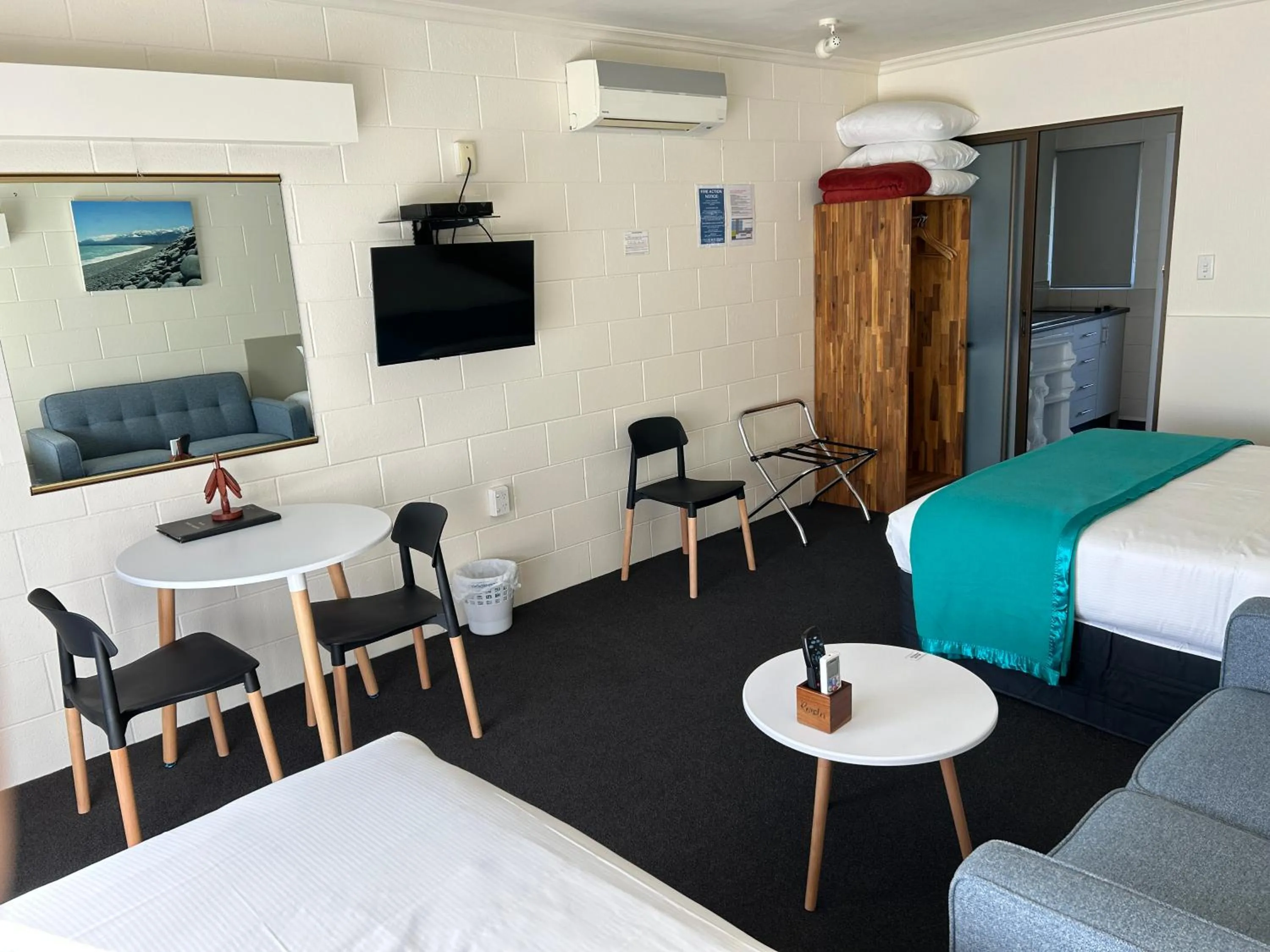 TV and multimedia, Bed in Montana Lodge Motel