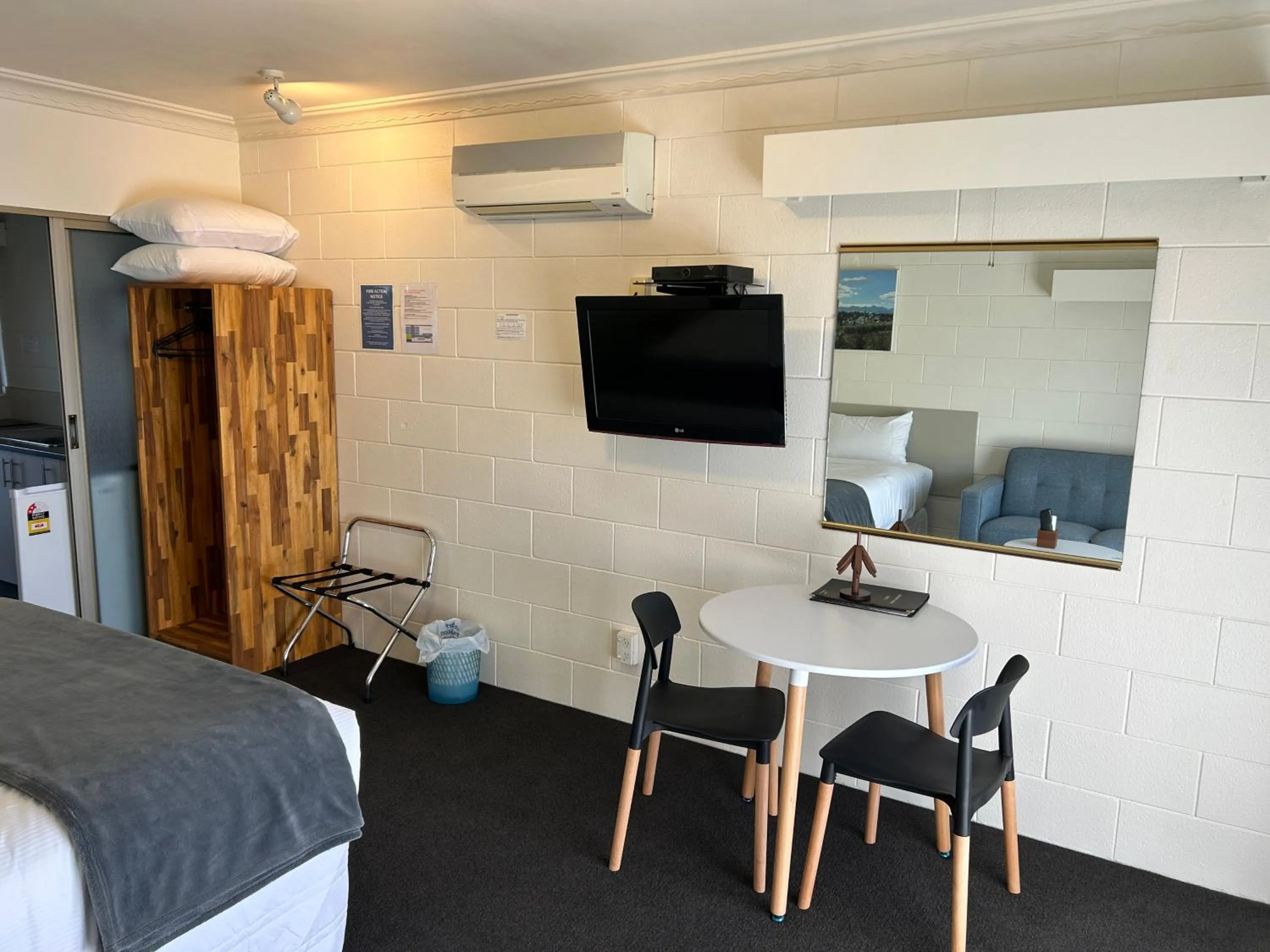 TV and multimedia, Bed in Montana Lodge Motel