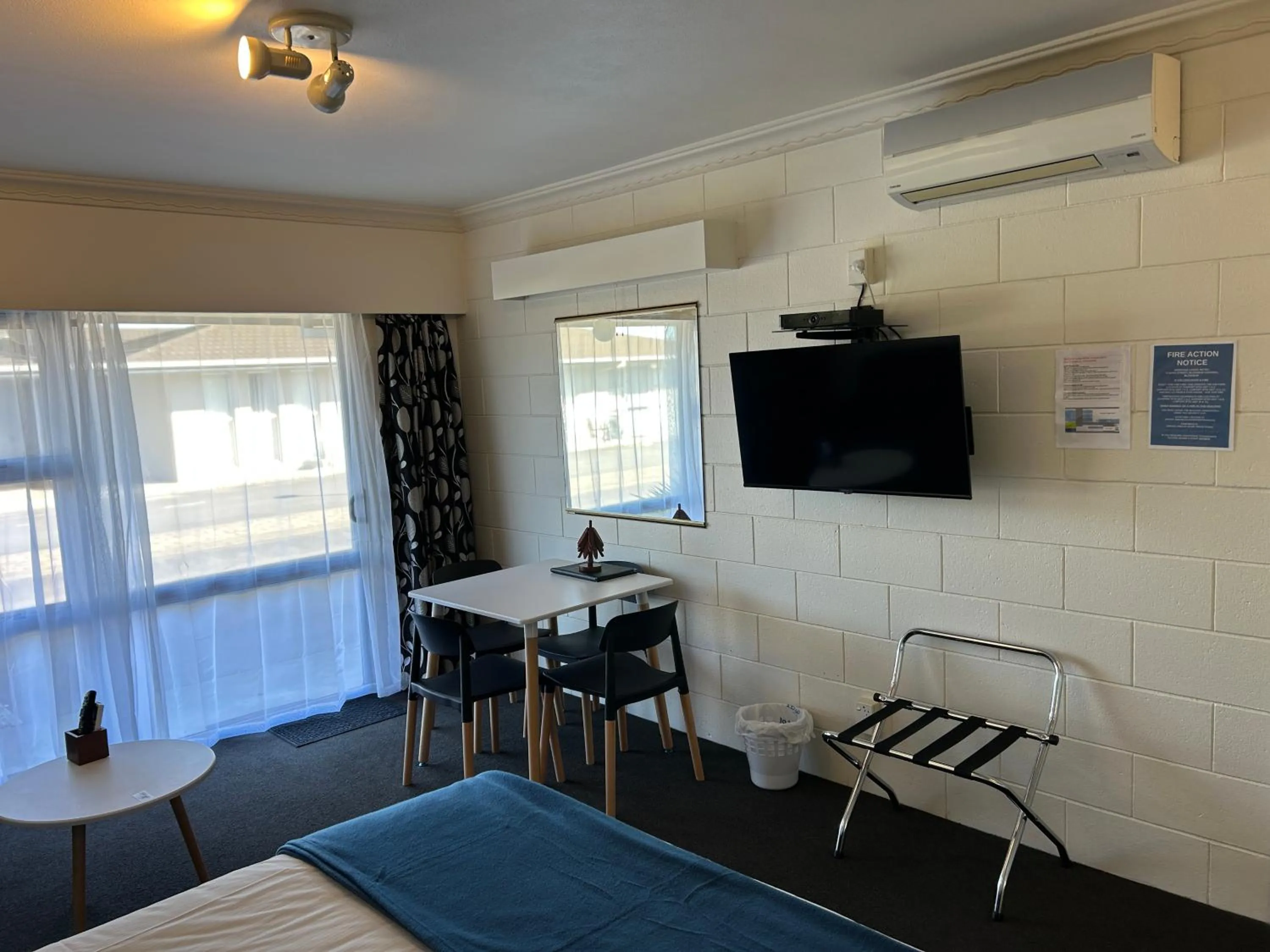 TV and multimedia, Bed in Montana Lodge Motel