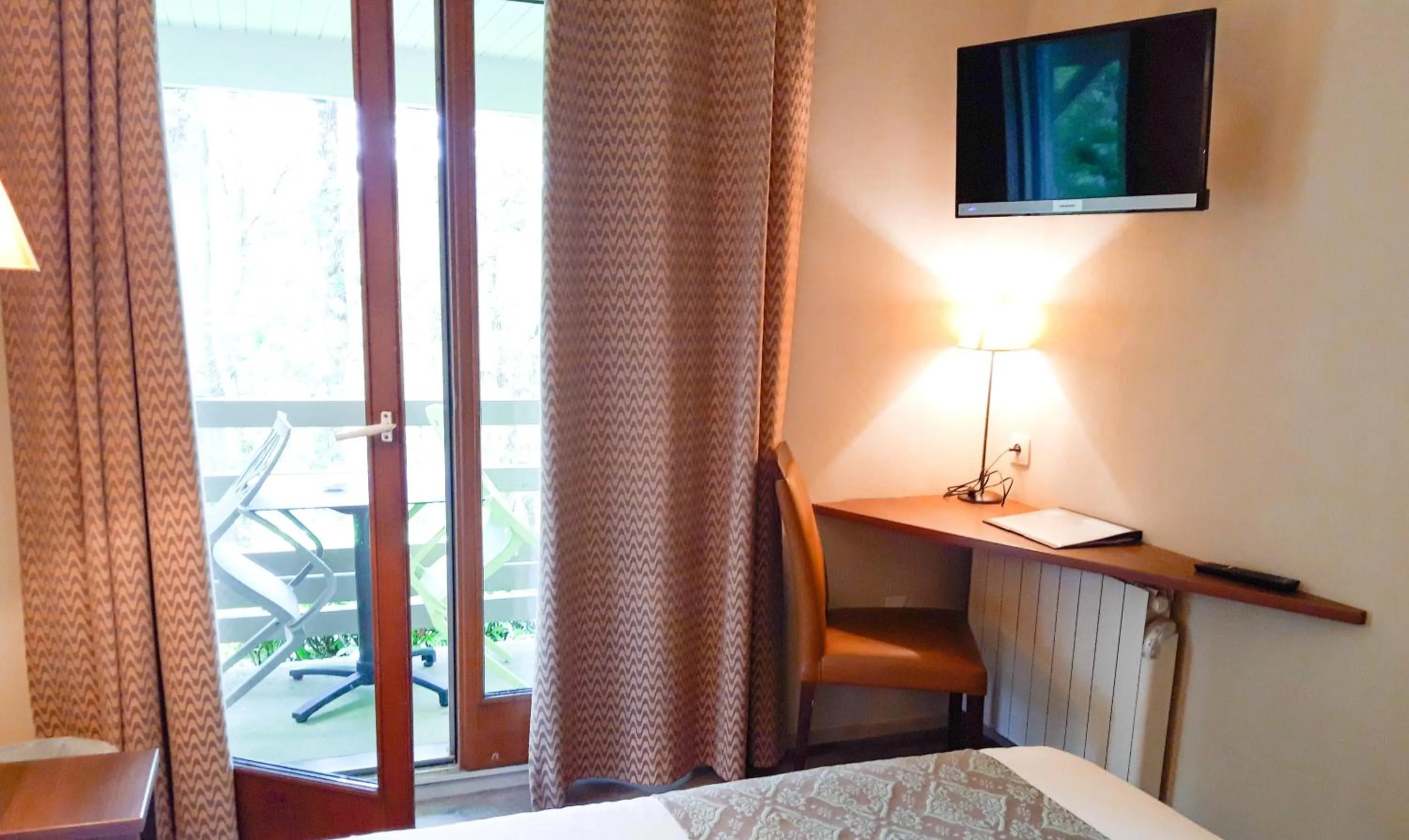 Bedroom, Bed in Hotel Alicia Auray Le Bono