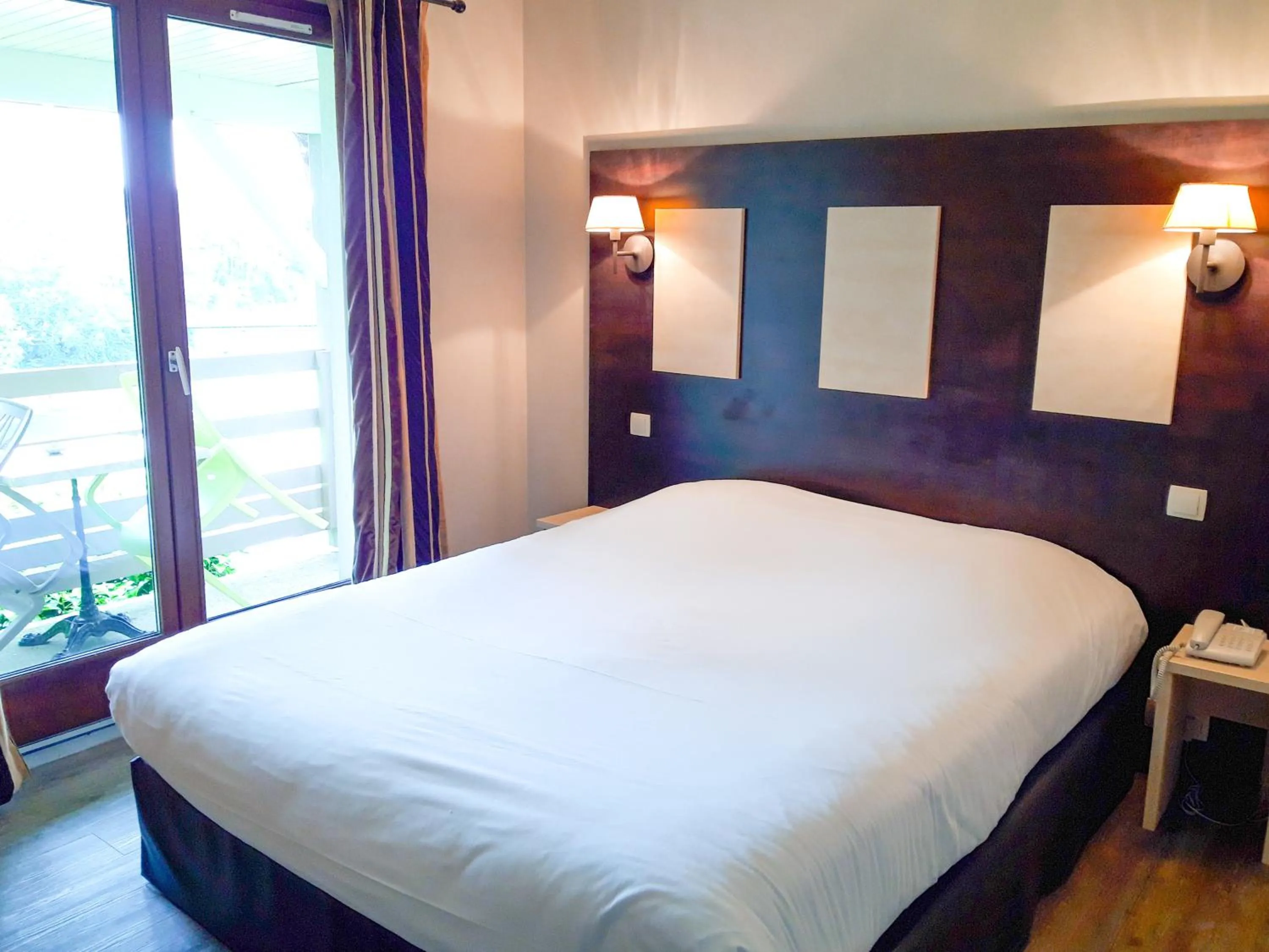 Photo of the whole room, Bed in Hotel Alicia Auray Le Bono