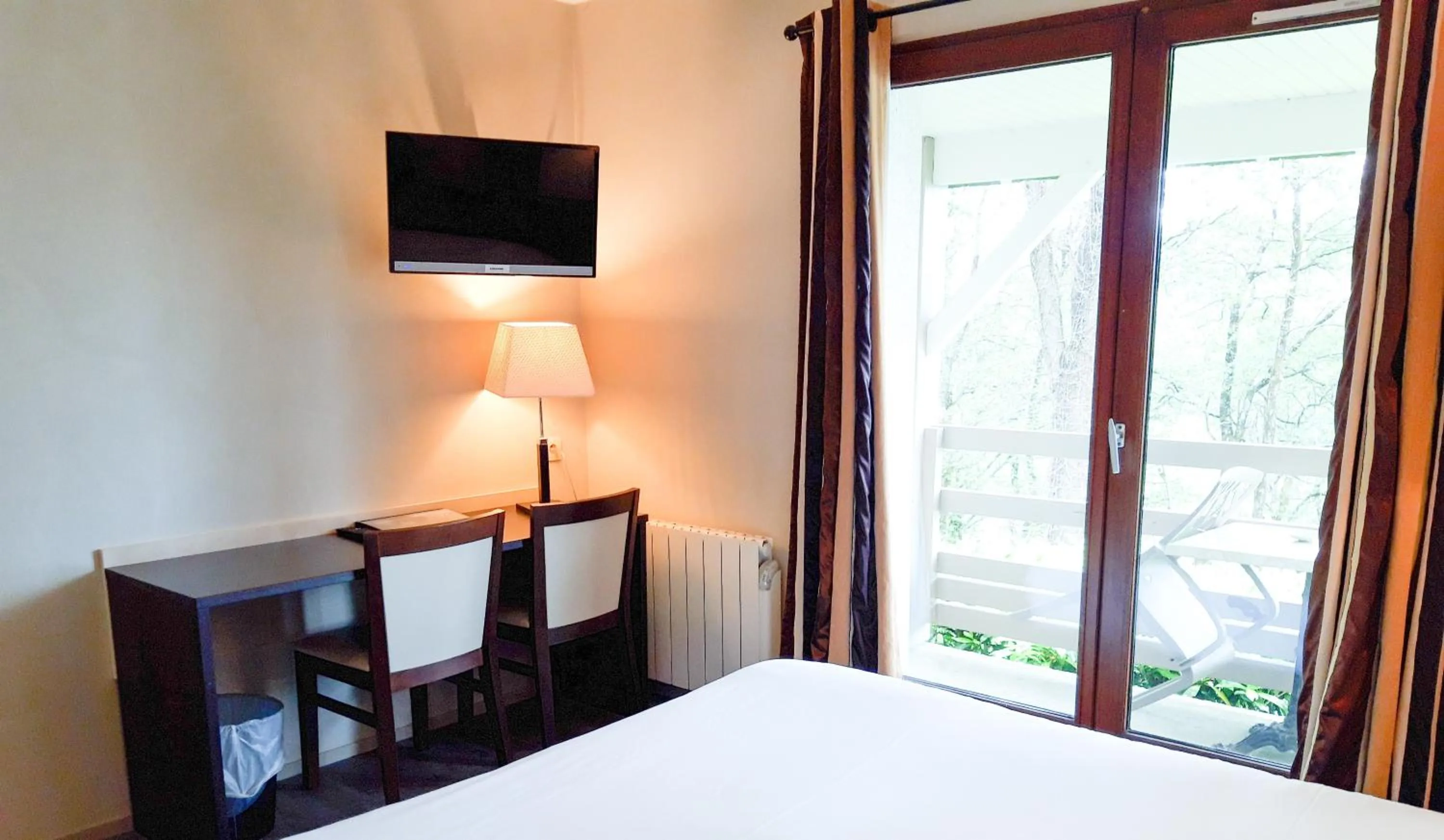 Bed in Hotel Alicia Auray Le Bono