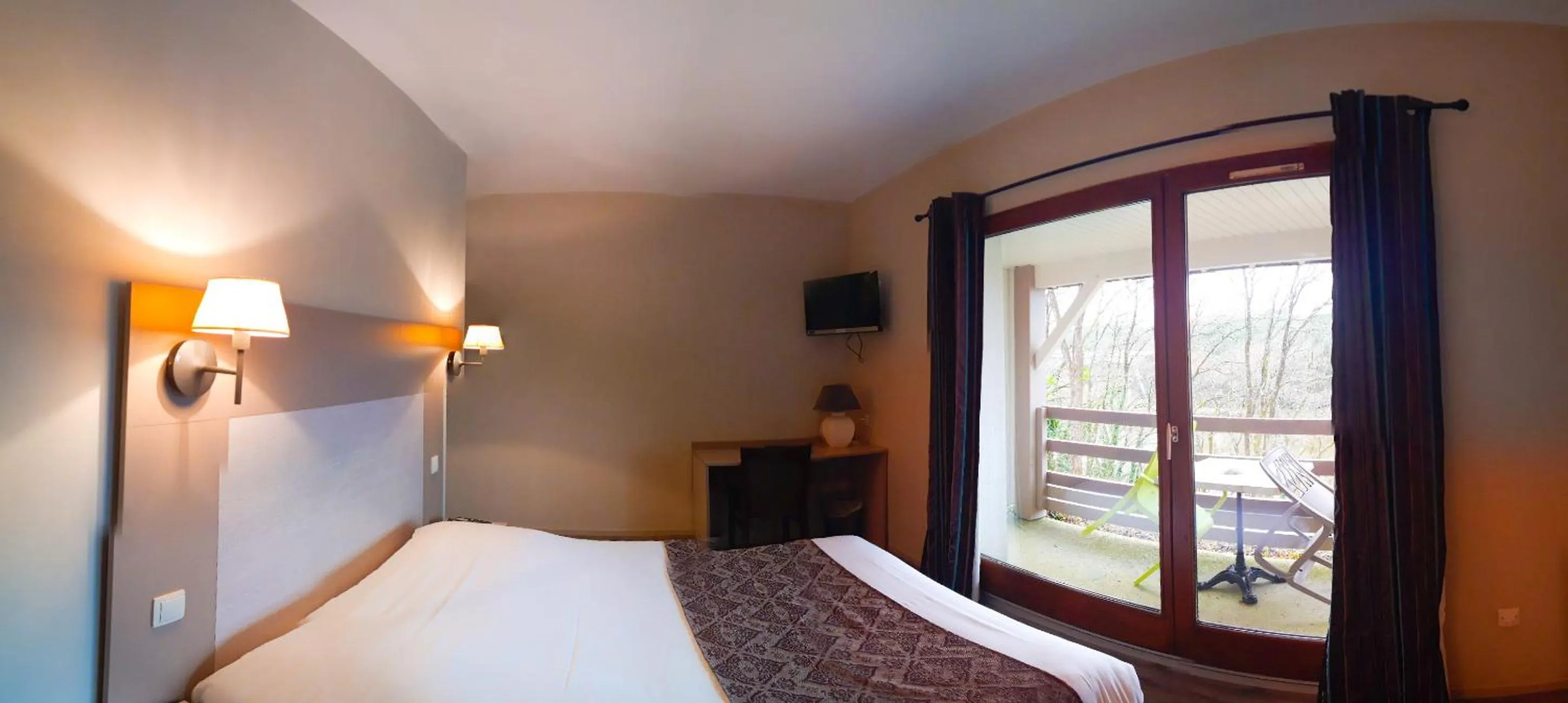 Bed in Hotel Alicia Auray Le Bono