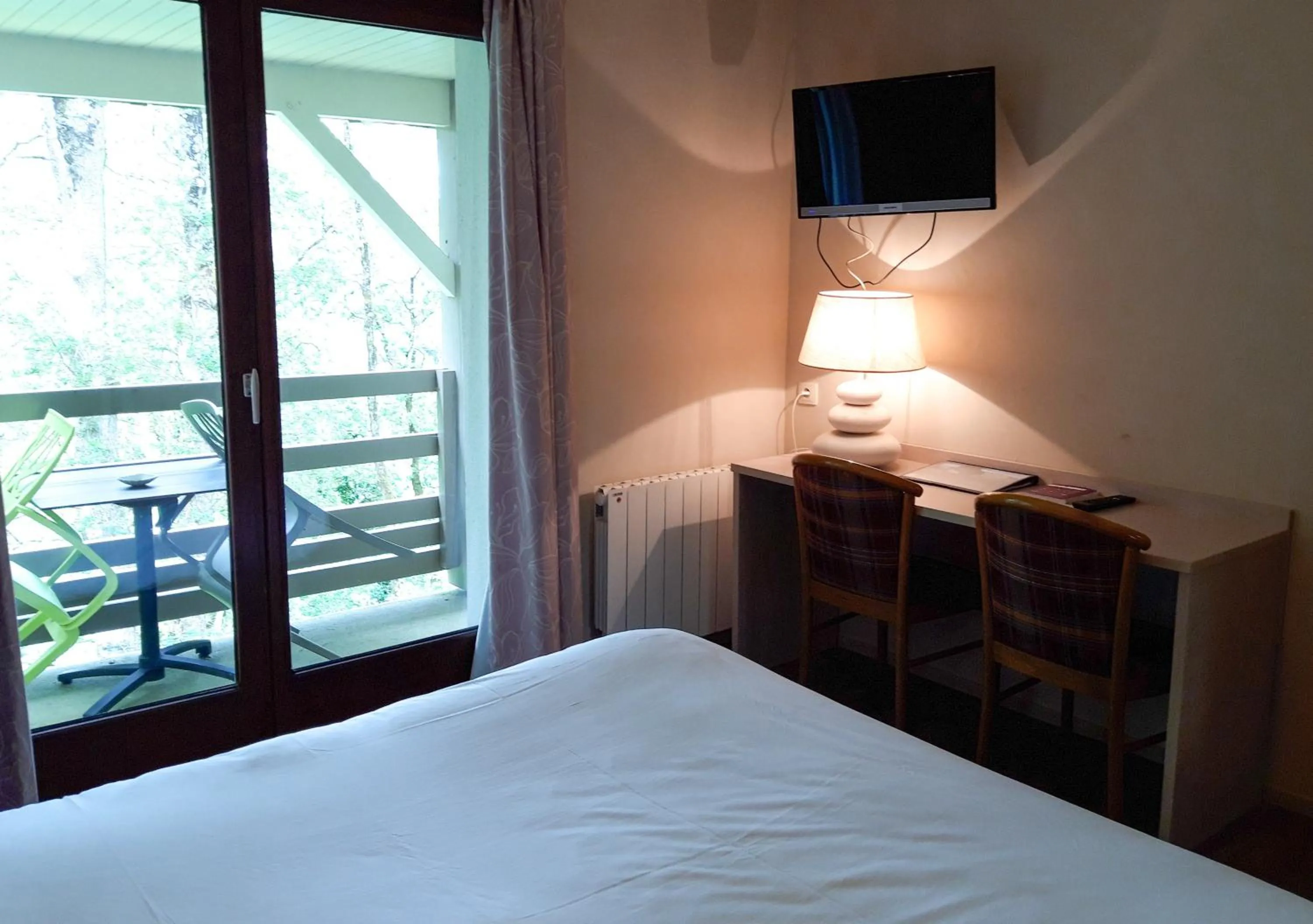 Bed in Hotel Alicia Auray Le Bono