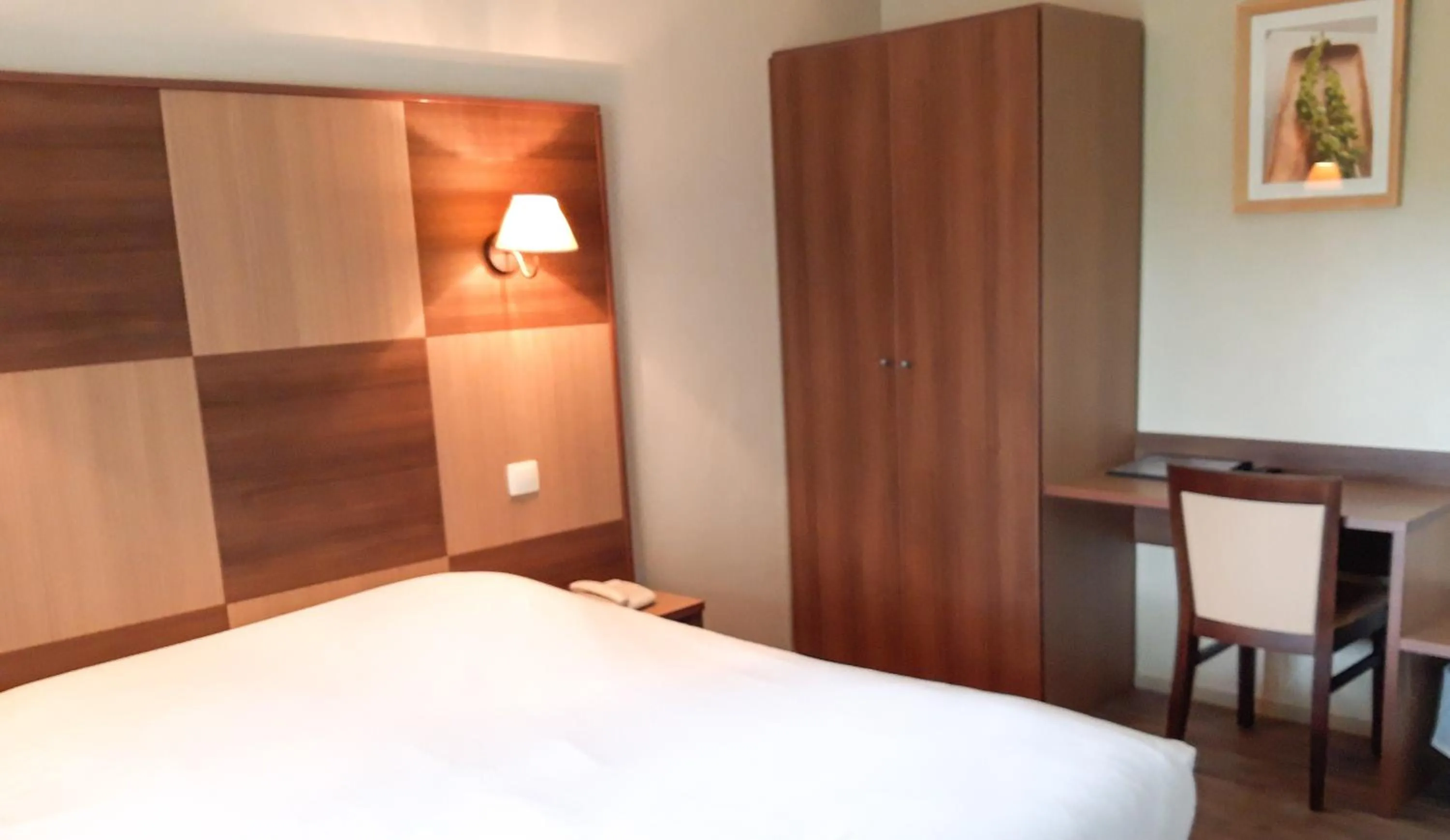 Bed in Hotel Alicia Auray Le Bono