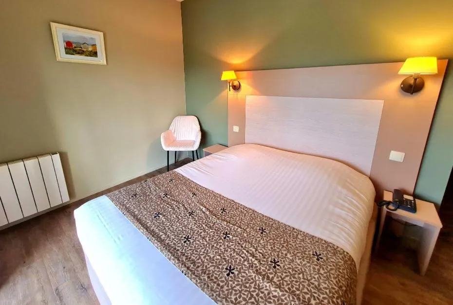 Bed in Hotel Alicia Auray Le Bono