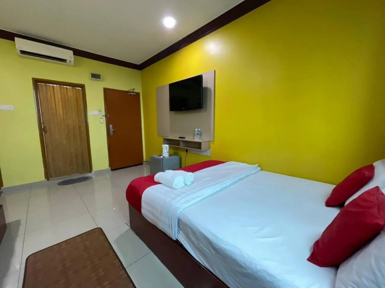 Photo of the whole room, Bed in Saujana City Hotel