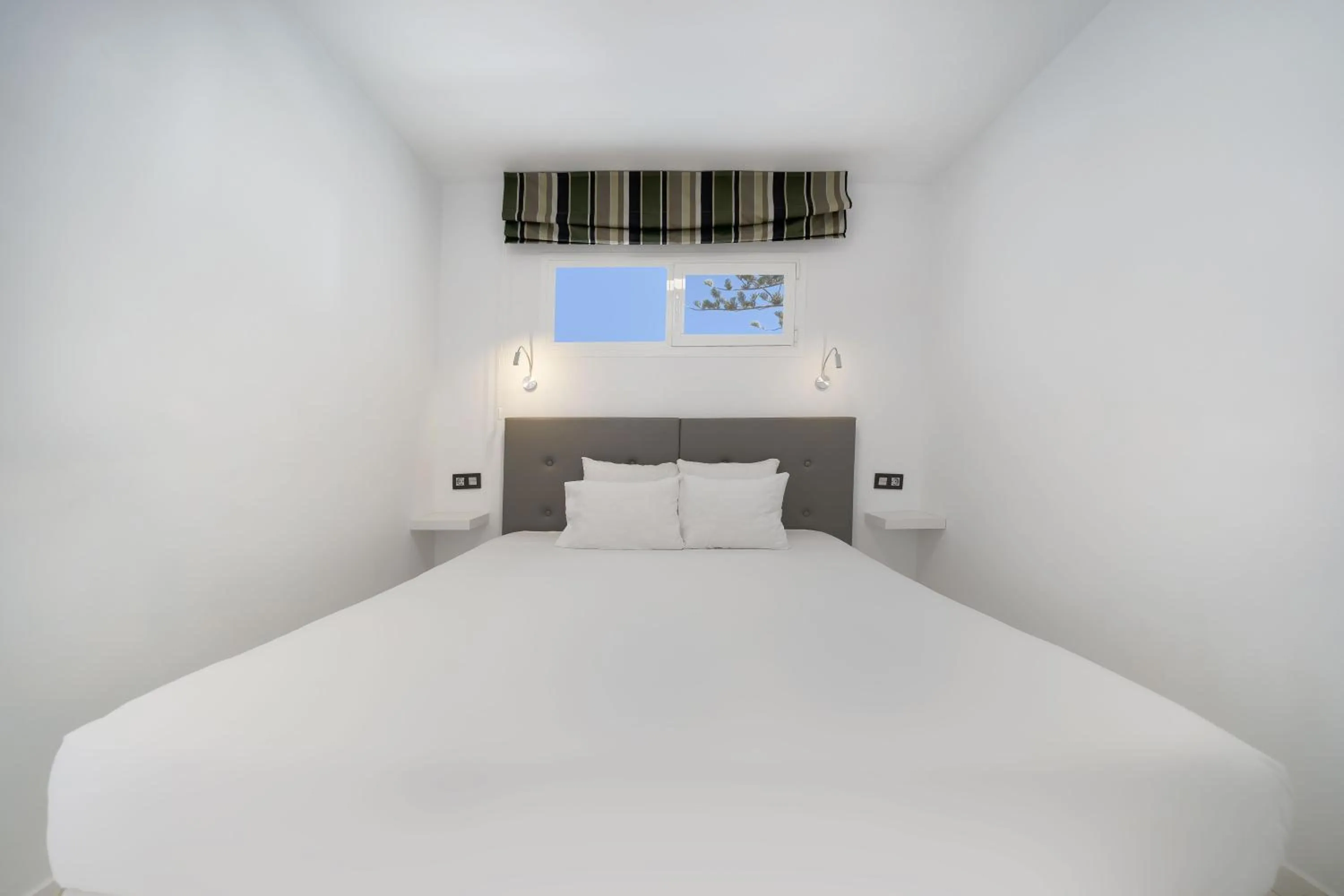 Bed in Atlantic Sun Beach - Gay Men Only