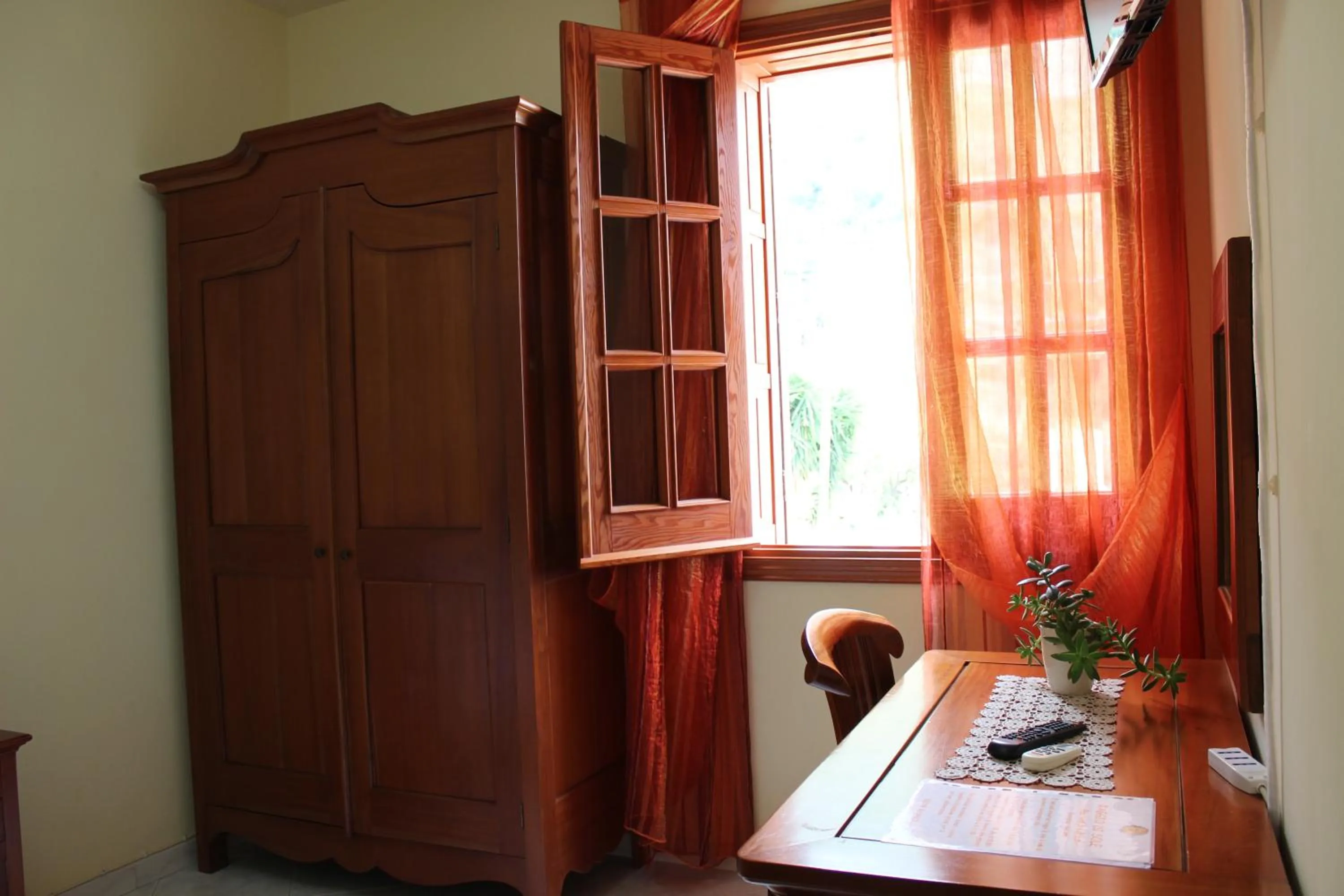 wardrobe in Raggio di Sole Bed & Breakfast