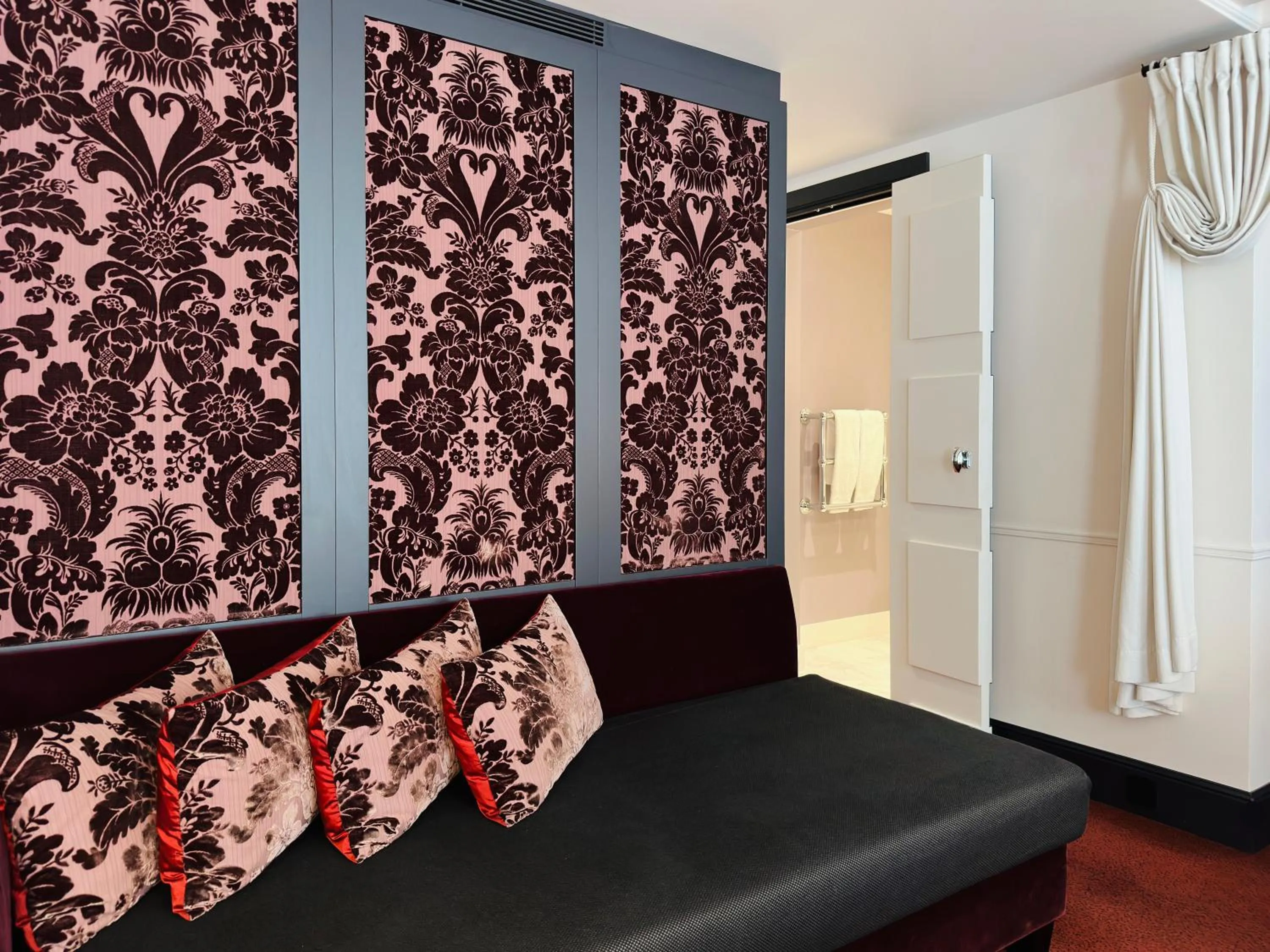 Bedroom, Bed in La Chambre du Marais