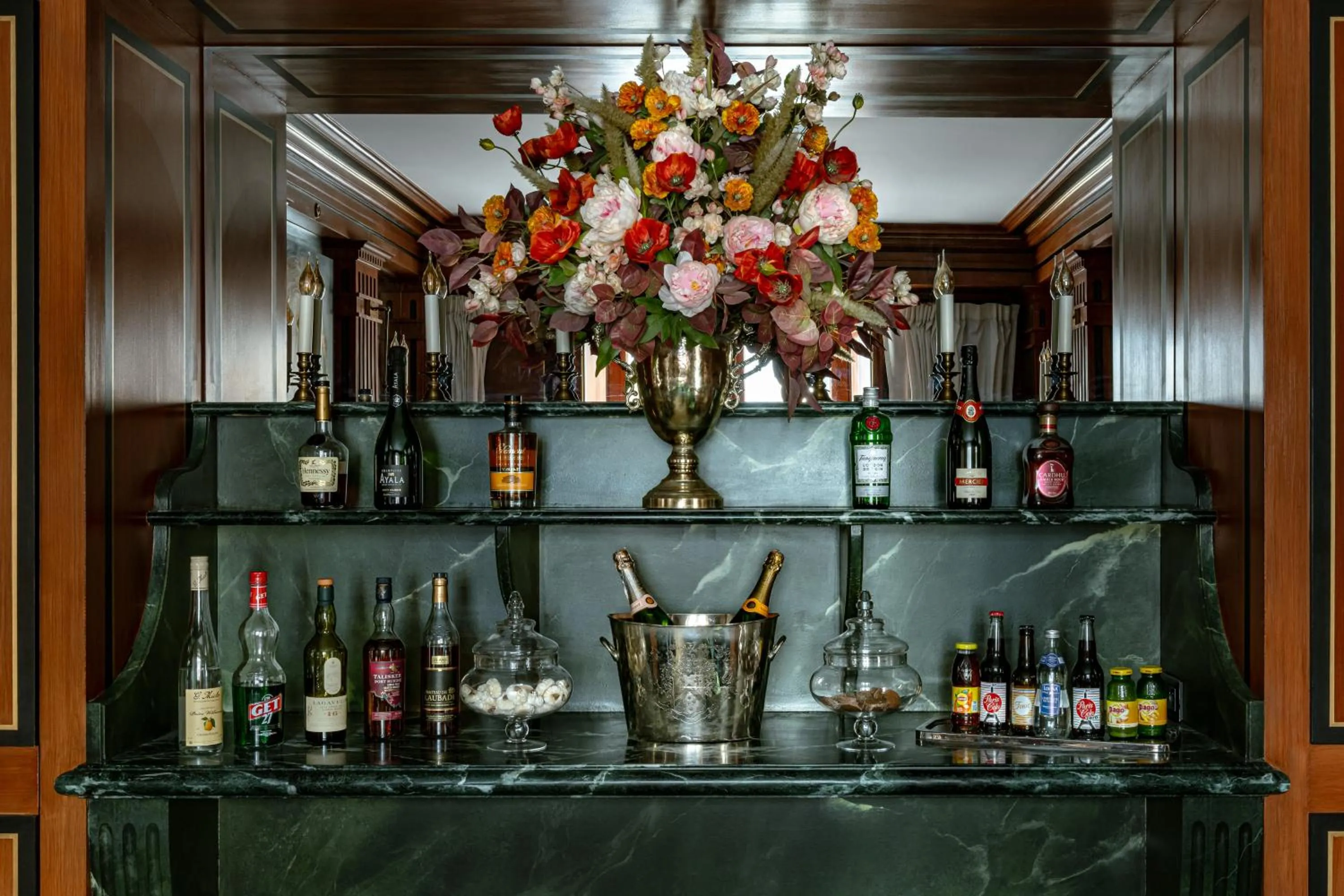 Lounge or bar in La Chambre du Marais