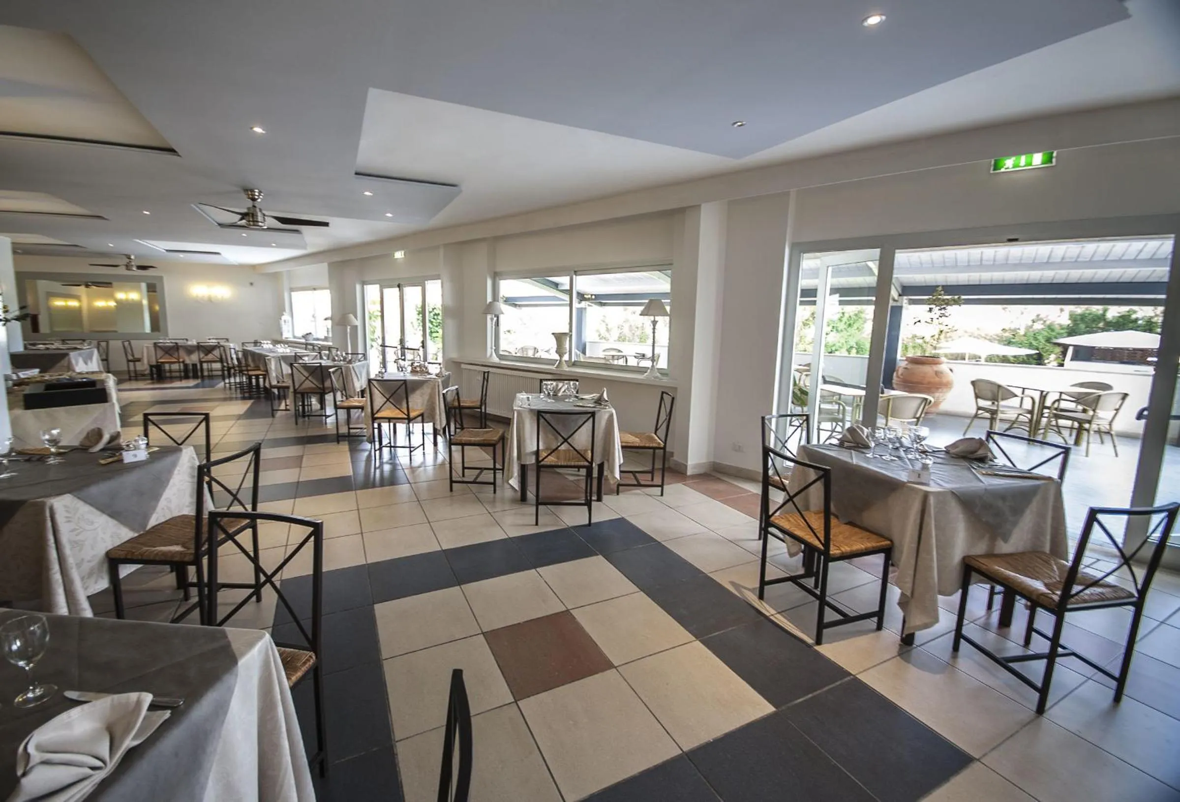 Restaurant/places to eat in Hotel Enterprise