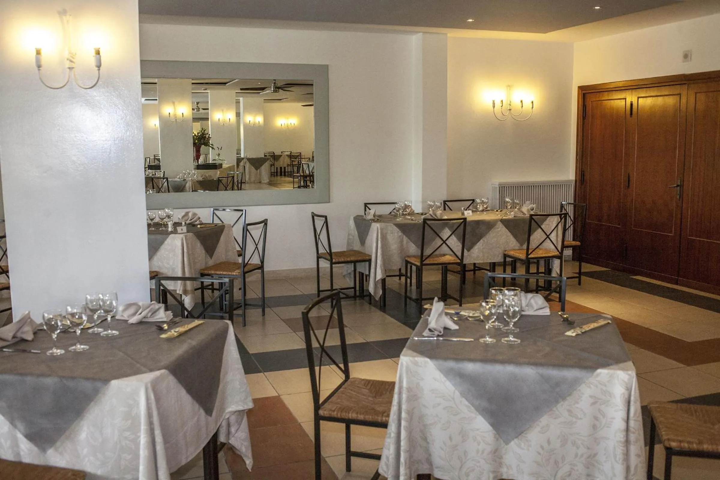 Restaurant/places to eat in Hotel Enterprise