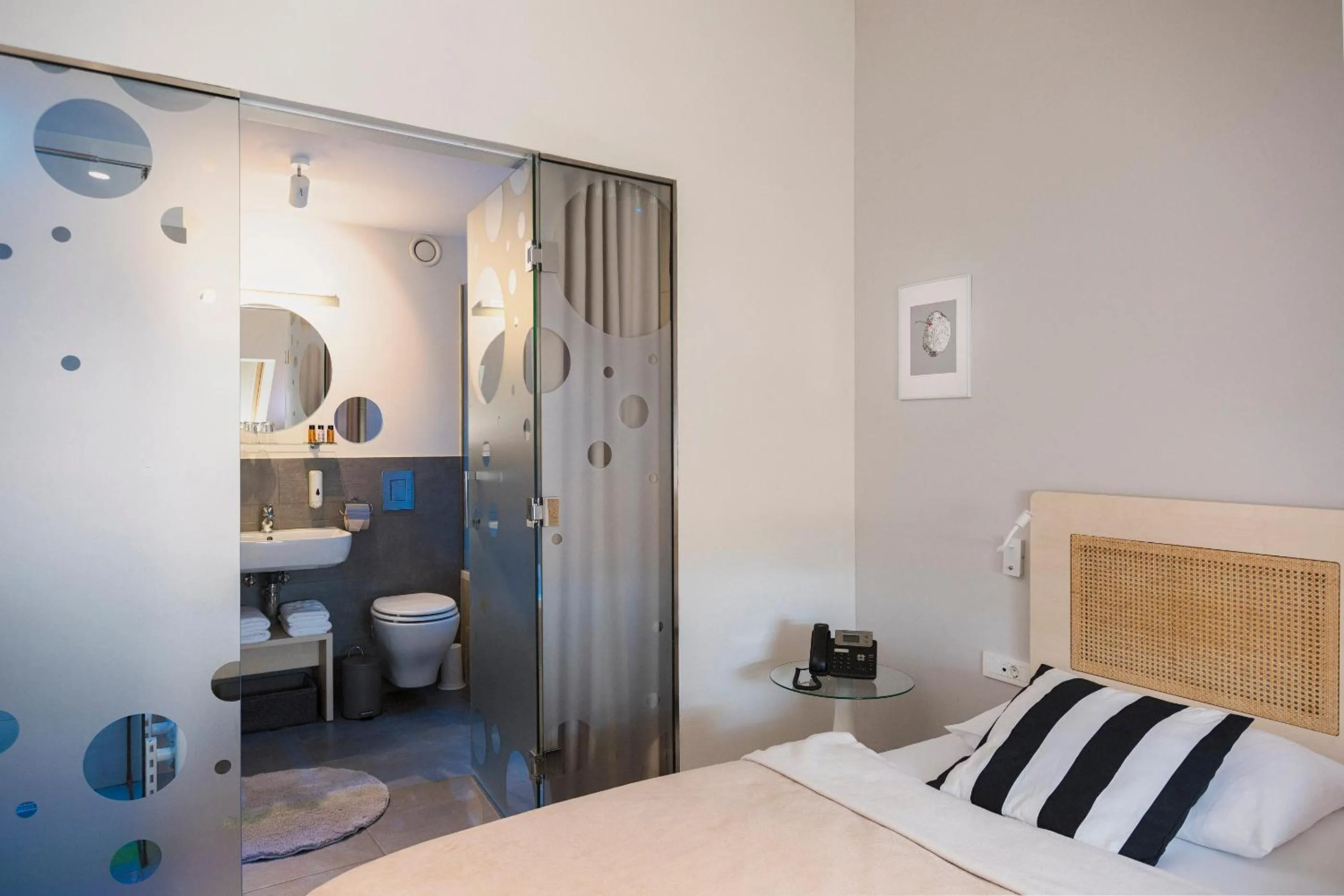 Bathroom, Bed in Art Hotel