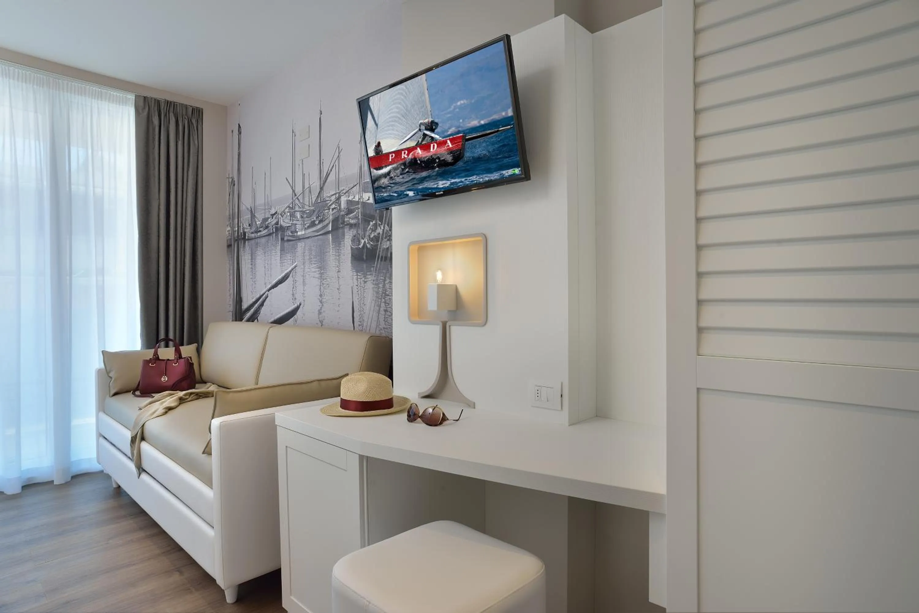 Communal lounge/ TV room, Bed in Embassy Hotel & Spa