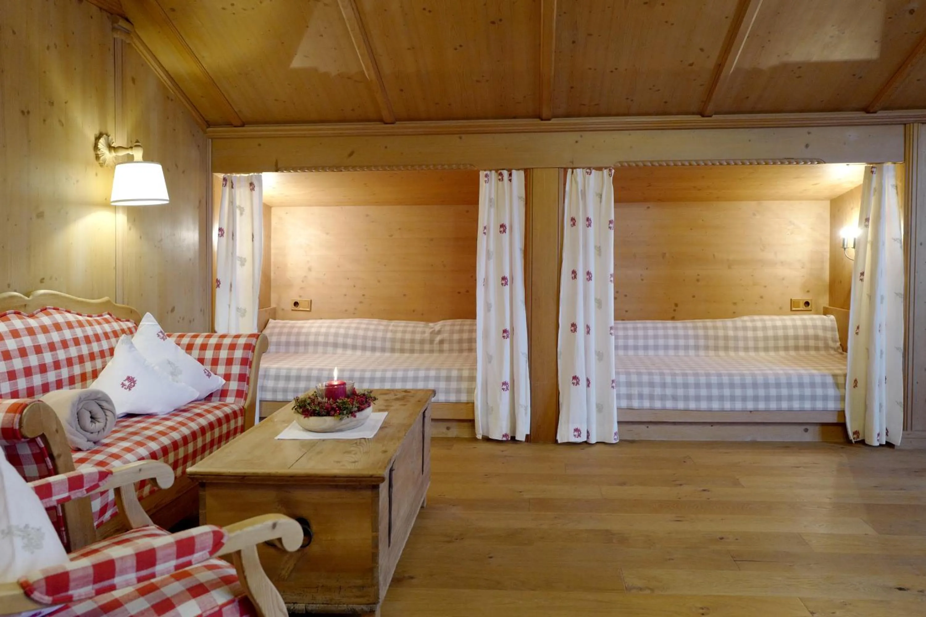 Living room, Bed in Hotel Maier zum Kirschner