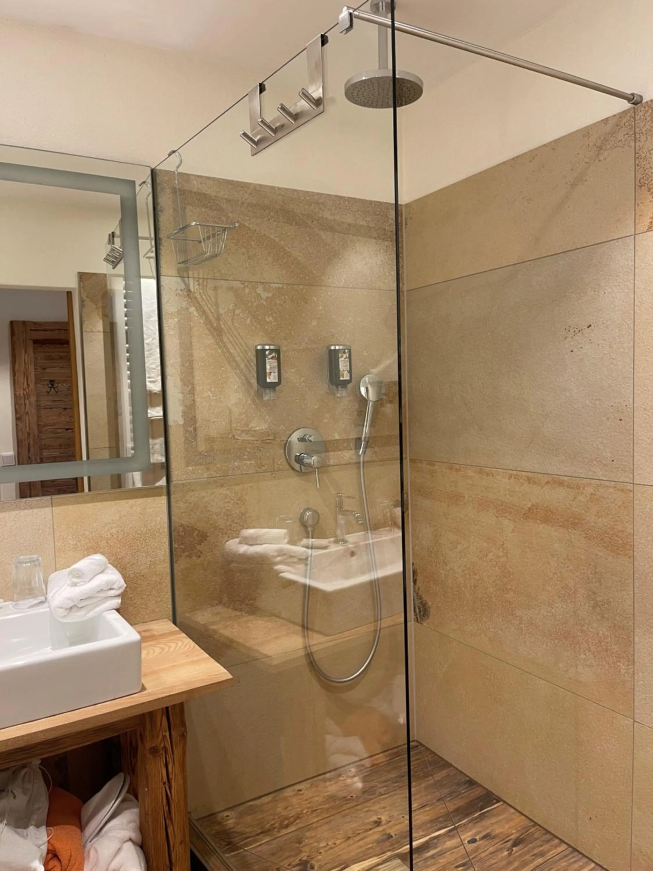 Shower in Hotel Maier zum Kirschner