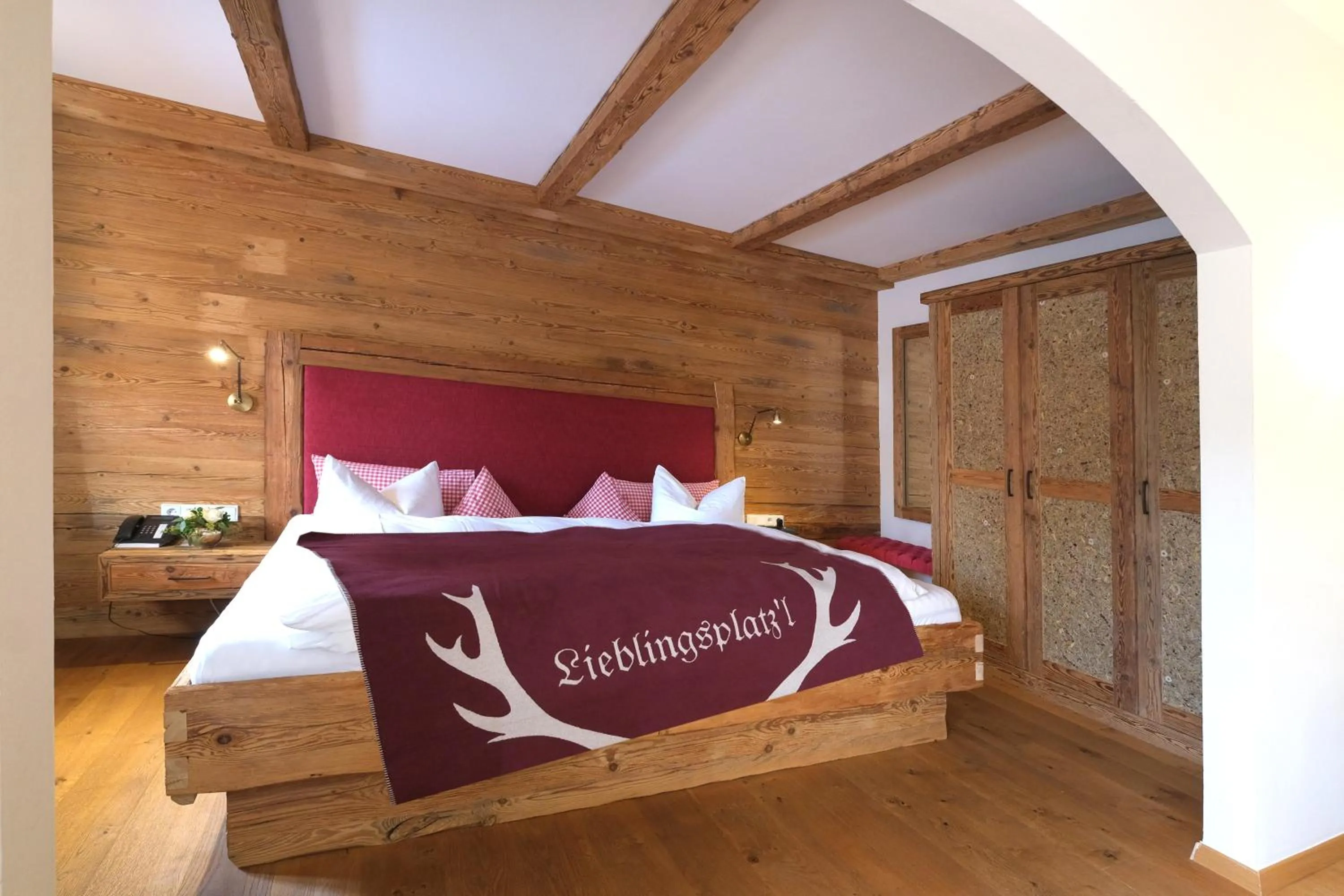 Bed in Hotel Maier zum Kirschner