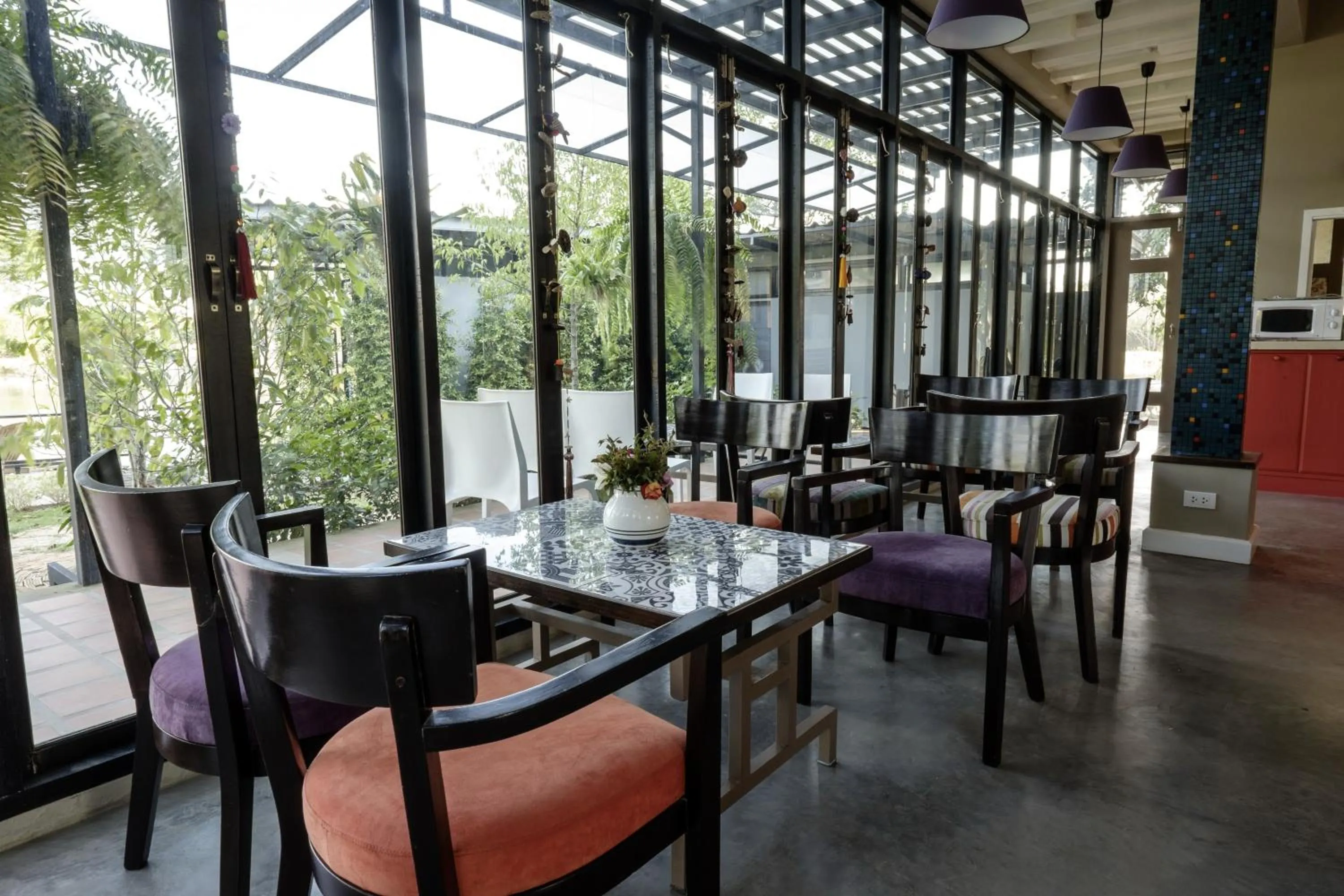 Communal lounge/ TV room in Amphawa Caza Platuu