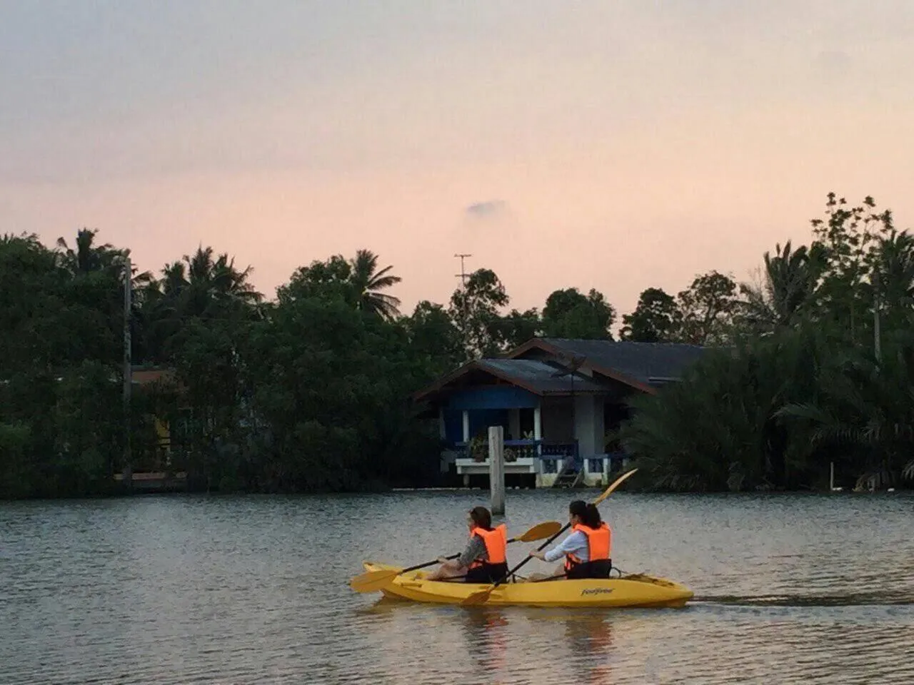 Canoeing in Amphawa Caza Platuu