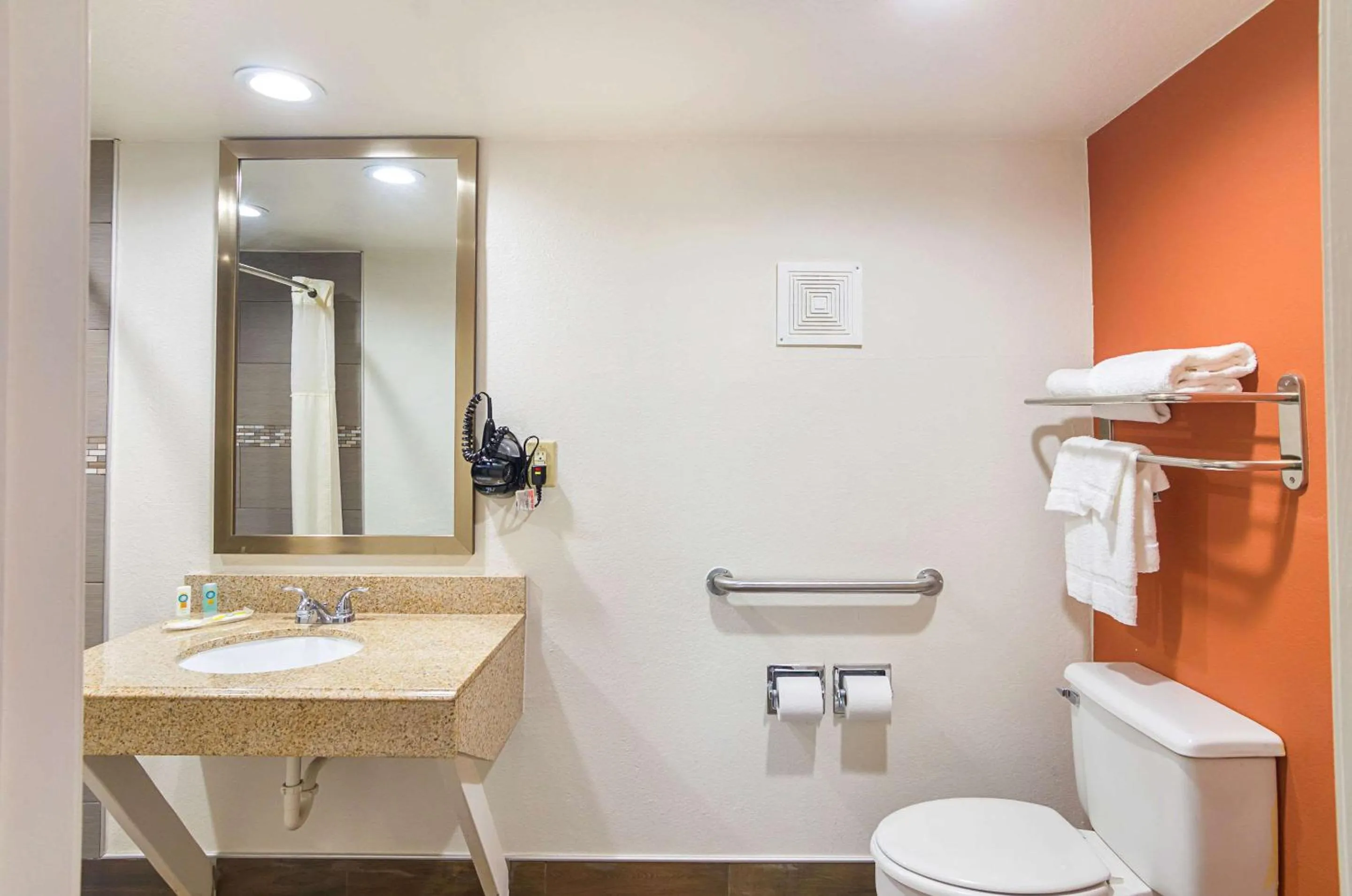 Bedroom in Quality Inn Amarillo I-40 East