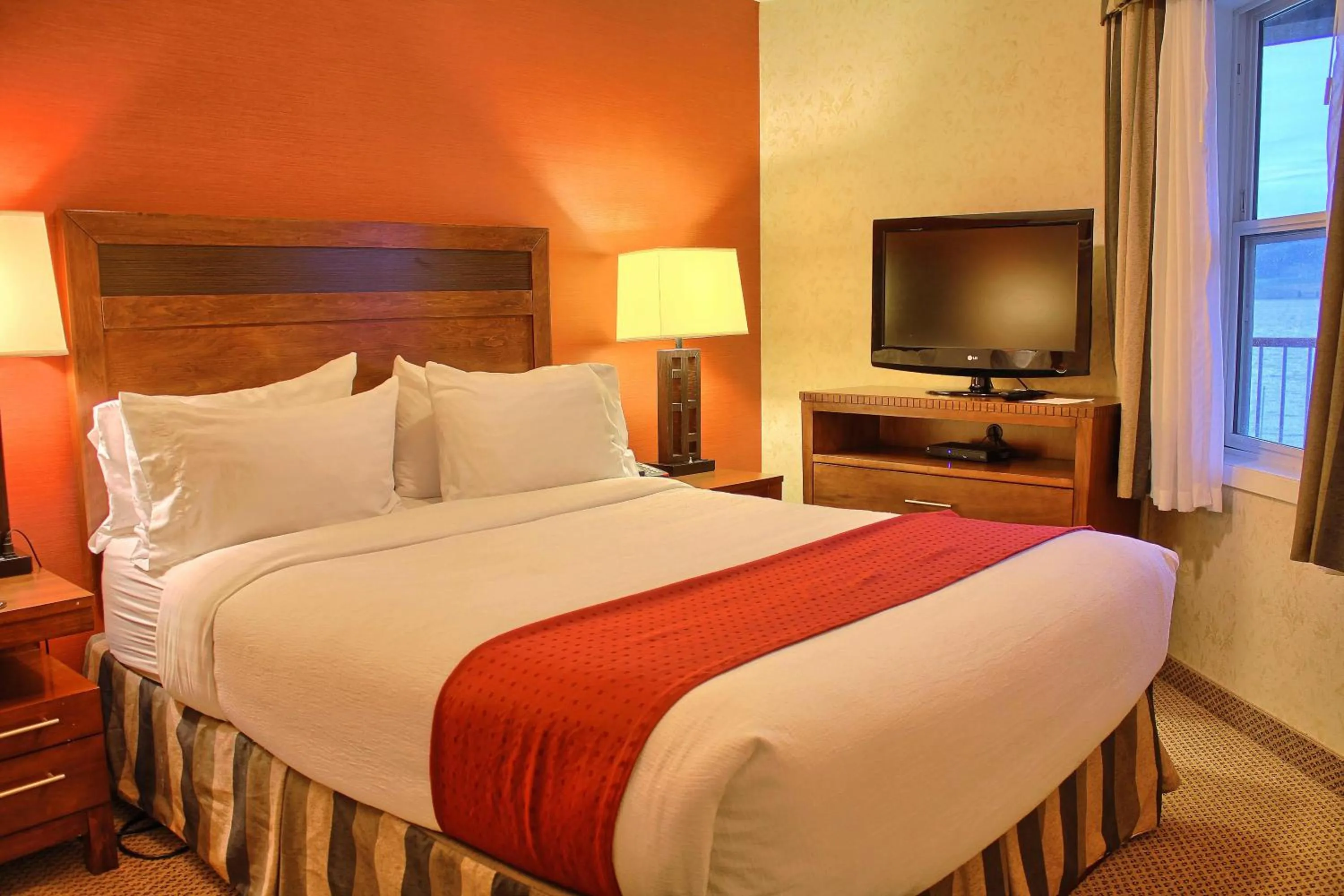 Bed in Holiday Inn Hotel & Suites Osoyoos by IHG