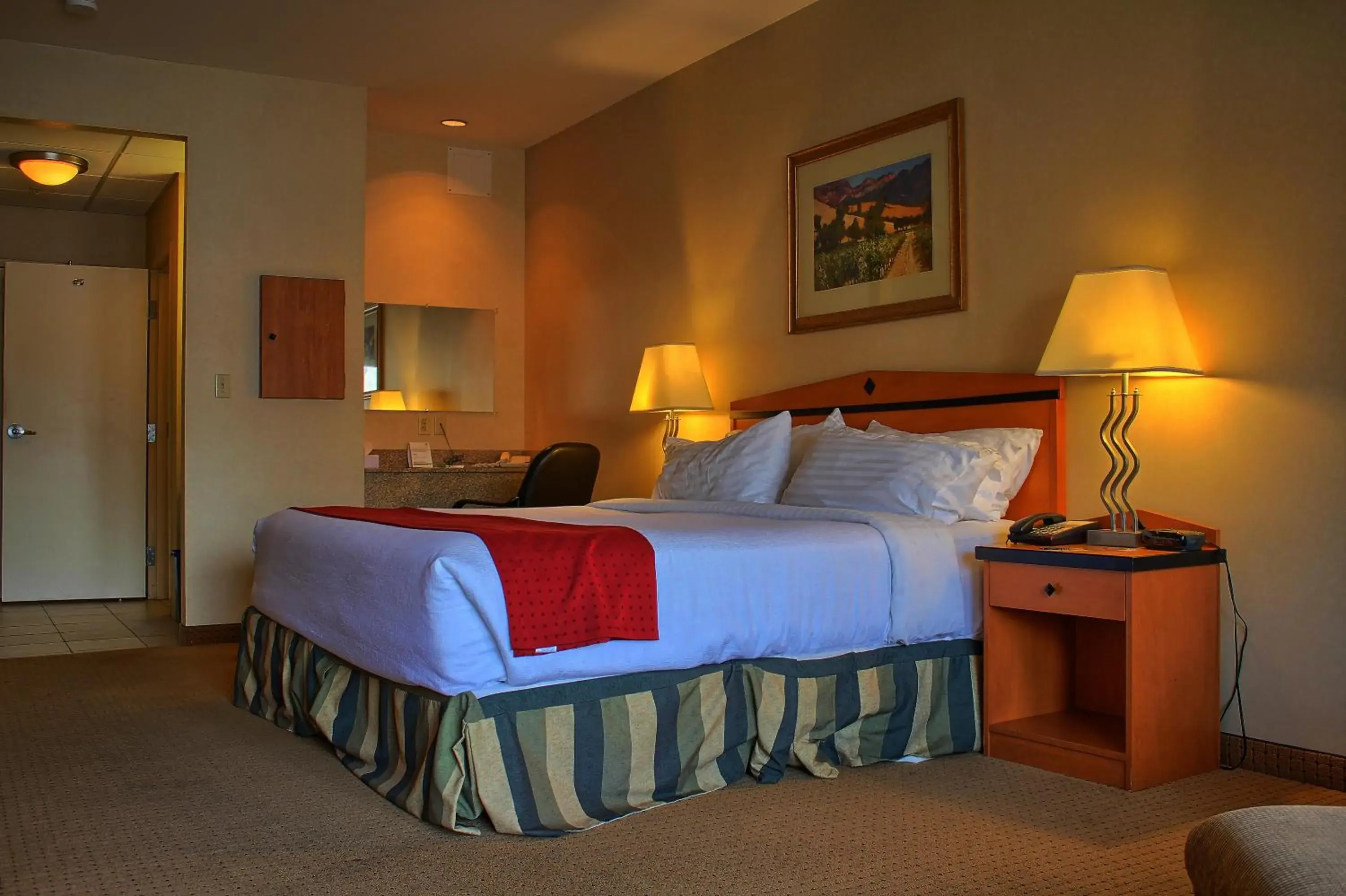 Bed in Holiday Inn Hotel & Suites Osoyoos by IHG Bed in Holiday Inn Hotel & Suites Osoyoos by IHG